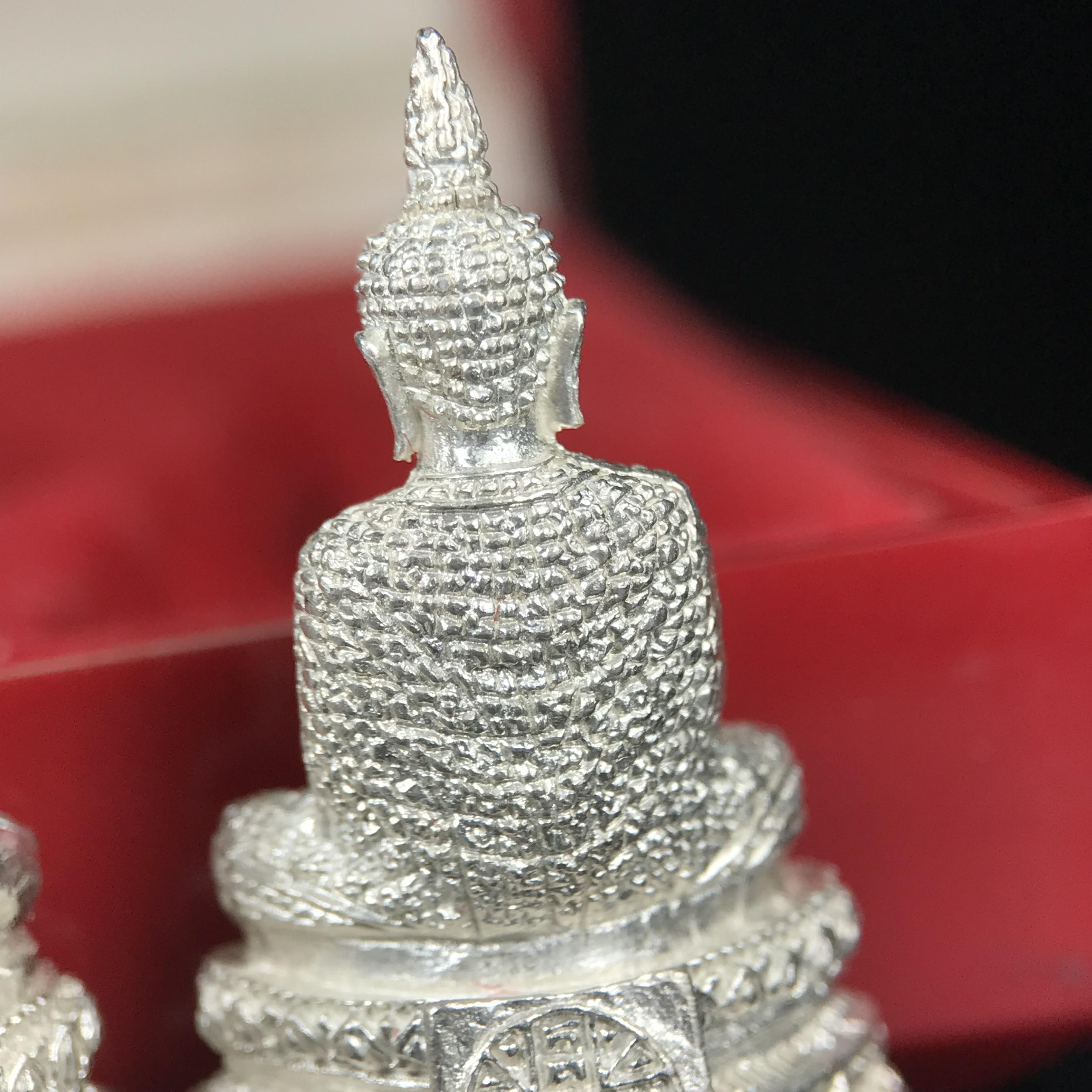 พระแก้วมรกต รุ่นเทิดพระเกียรติ พิธีมหาพุทธาภิเษก ณ.วัดพระศรีรัตนศาสดาราม(วัดพระแก้ว) วันเสาร์ที่ 26 เม .ย. 2540 (พิธีใหญ่เสาร์ห้า) ชุด 3 ฤดู (1 ชุด 3 องค์)เนื้อเงินครบชุดพร้อมกล่องบรรจุเดิม***เนื้อเงินหายากพบเจอน้อย***(หลวงพ่อ รวย เพิ่ม พูน ร่วมเสก)