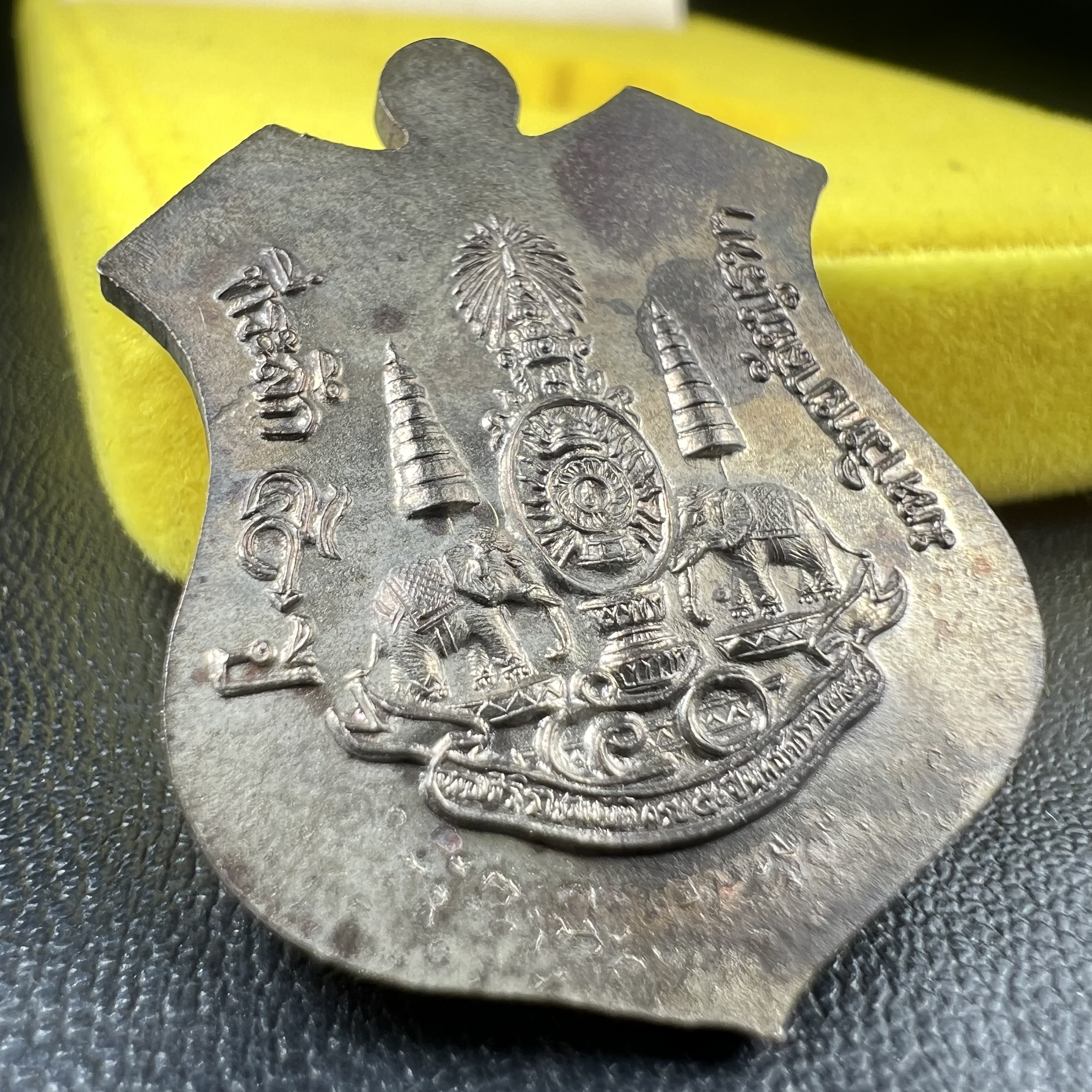 เหรียญหลวงพ่อโสธร ภปร. รุ่นกาญจนาภิเษก จัดสร้างในมงคลวโรกาสที่พระบาทสมเด็จพระเจ้าอยู่หัวรัชกาลที่9 เสด็จเถลิงถวัลย์สิริราชสมบัติ ครบ 50 ปี ในพุทธศักราช 2539 เนื้อนวโลหะหน้าทองคำ(พิธีใหญ่เข้มขลัง)1 ใน 9950 เหรียญ