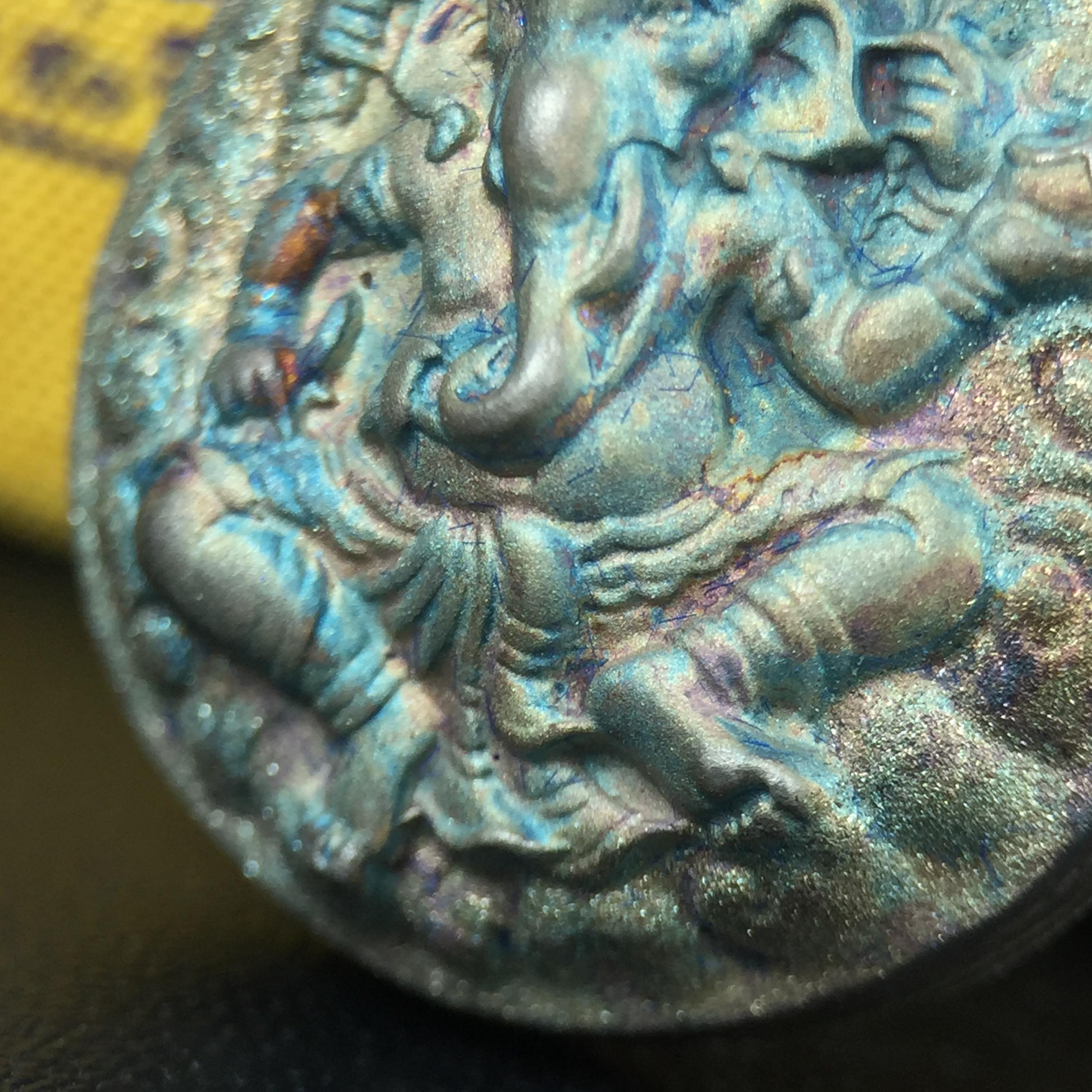 เหรียญพระพิฆเนศวร ญสส. ชุดกาญจนาภิเษกครองราชย์ 50 ปี พุทธศักราช 2538 พิมพ์ใหญ่(2.9 ซม.) เนื้อเงินผิวเดิมกลับดำขึ้นสีรุ้งเข้มขลังงดงามธรรมชาติสร้างสรรค์ สภาพสวยเดิมพร้อมกล่องบรรจุเดิม ตอกโค๊ดหมายเลขกำกับ(1ใน 5539องค์)