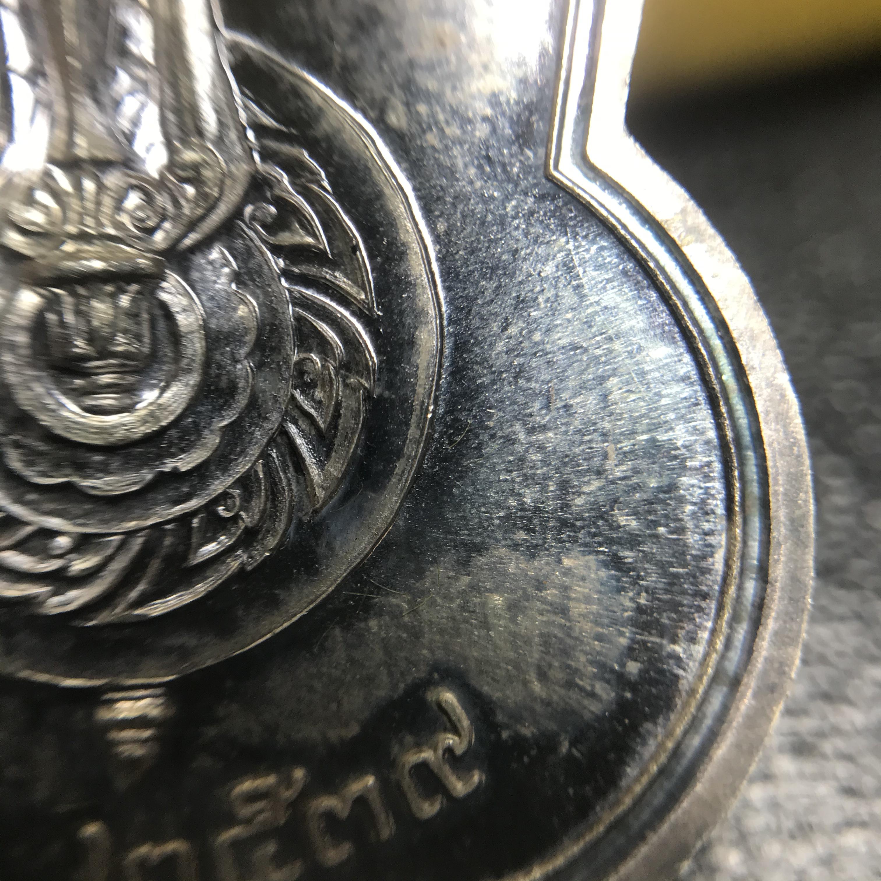 เหรียญพระบาทสมเด็จพระเจ้าอยู่หัว รัชกาลที่9ประทับนั่งบัลลังก์ กระทรวงมหาดไทยจัดสร้าง ปี2539 เนื้อเงินกล่องบรรจุเดิมสภาพสวย เนื้อเงินผิวเดิมขึ้นสีรุ้งธรรมชาติ แบบนิยม หายาก