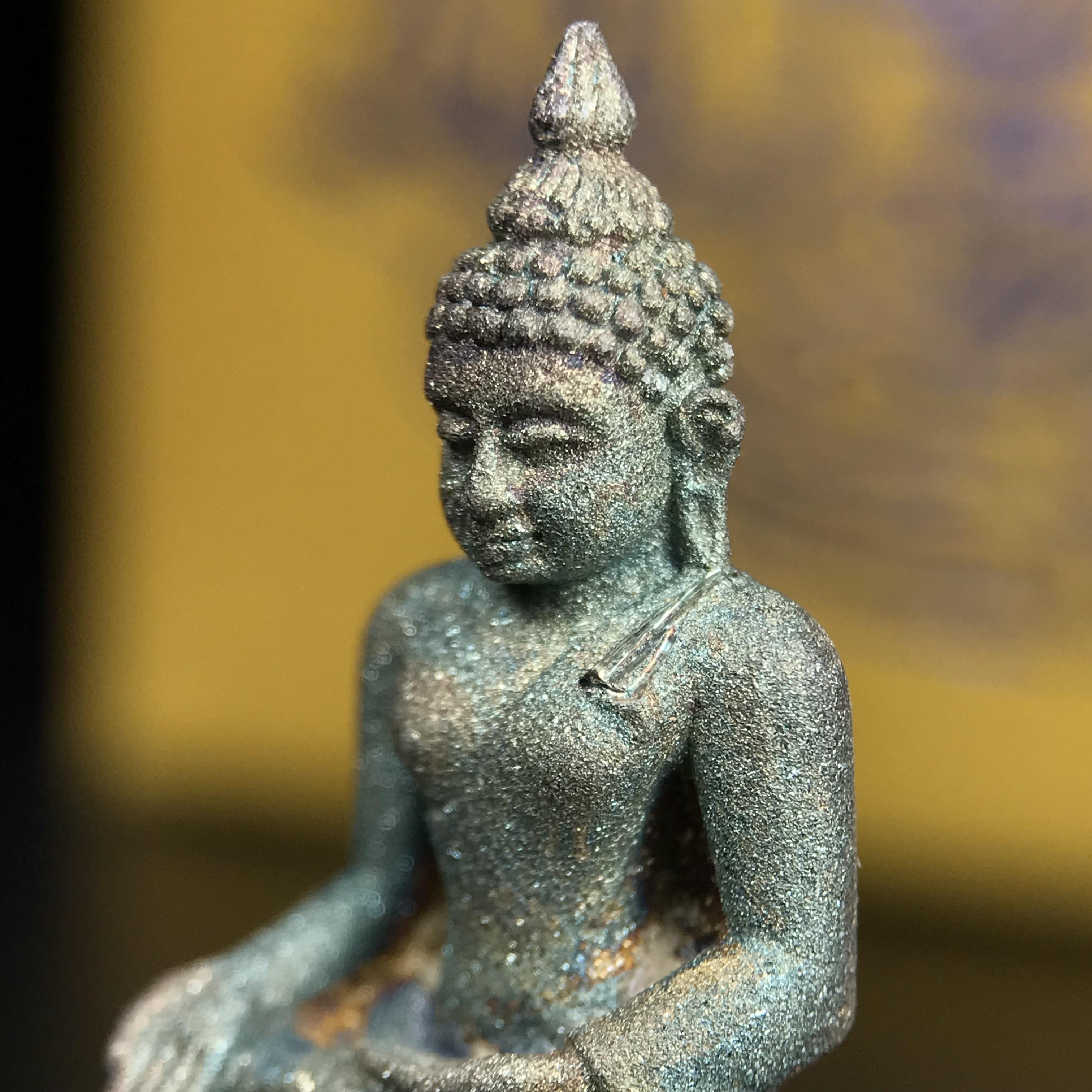 พระกริ่งไพรีพินาศ ญสส. ชุดกาญจนาภิเษกครองราชย์ 50 ปี พุทธศักราช 2538 วัดบวรนิเวศวิหาร เนื้อเงิน(ผิวเดิมขึ้นสีรุ้งขียวมรกตเข้มขลังงดงามธรรมชาติสร้างสรรค์) สภาพสวยเดิมพร้อมกล่องบรรจุเดิมผ้าไหมสีเหลืองตรากาญจนาภิเษก ตอกโค๊ดหมายเลขกำกับ ๕๐๐๑(1 ใน 8425 องค์)