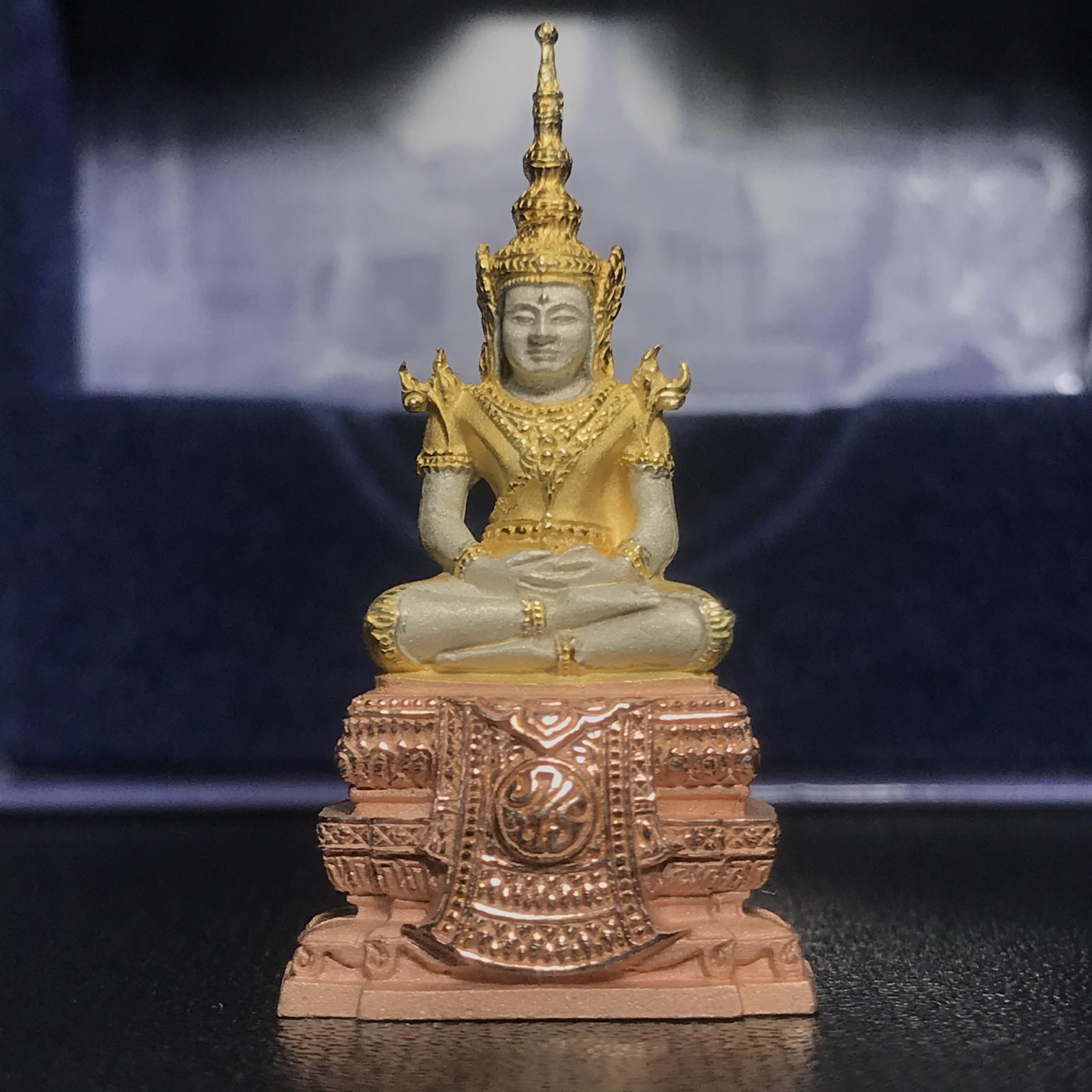 พระแก้วมรกต ภปร. ปี2547 จัดสร้างโดย รพ.ภูมิพลฯ เนื้อเงิน (3 กษัตริย์)ลอยองค์ หน้าตัก 1/2 นิ้ว(1ใน3000องค์)