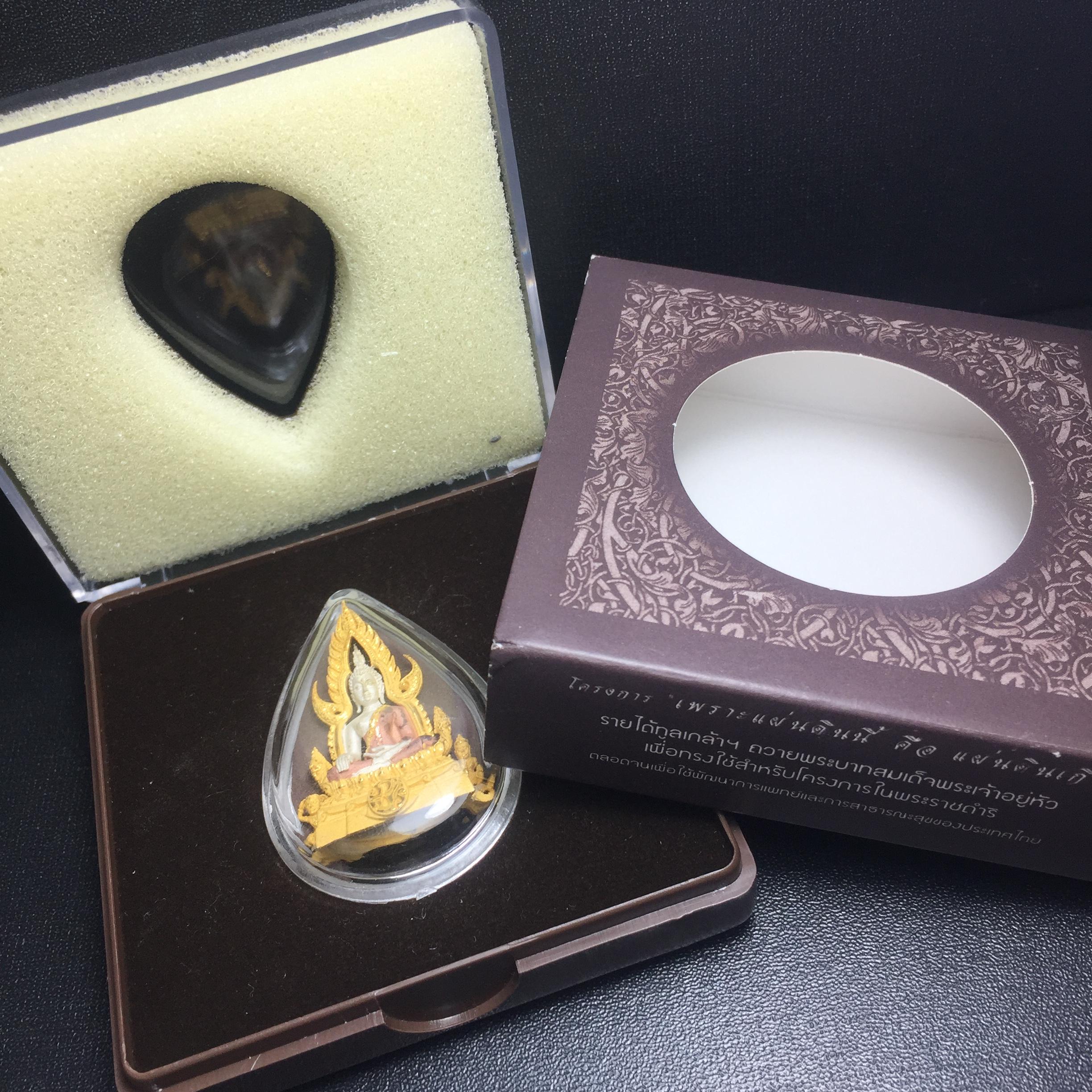 พระพุทธชินราช ภปร. โครงการ "เพราะแผ่นดินนี้ คือ แผ่นดินเกิด" ปี2548(รุ่นแรก) ลอยองค์ หน้าตัก 1/2 นิ้ว เนื้อเงินสามกษัตริย์