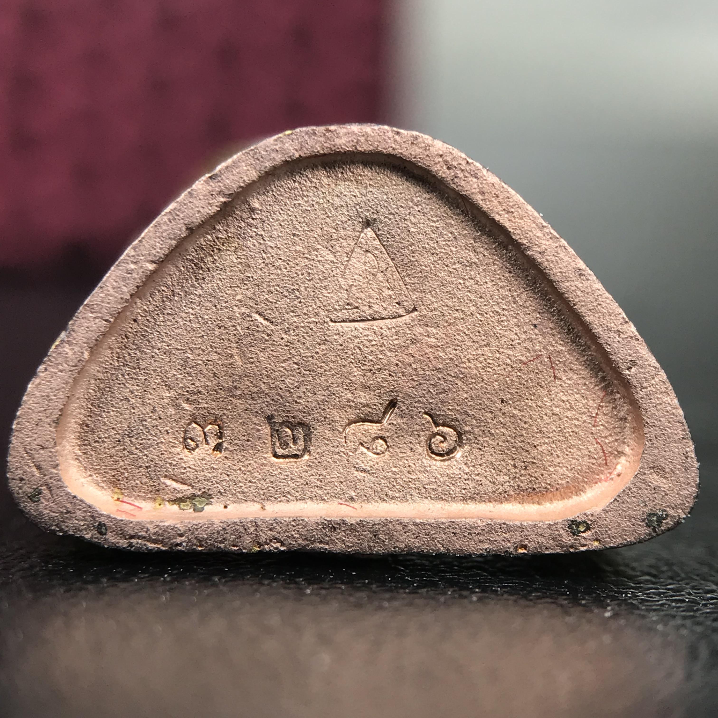 รูปเหมือนสมเด็จพระพุฒาจารย์ (โต พรหมรังสี)วัดใหม่อมตรส บางขุนพรหม ปี2540 รุ่นกาญจนาภิเษก จัดสร้างในวโรกาสที่รัชกาลที่ 9 ทรงครองสิริราชสมบัติ ครบ 50ปี ลอยองค์พิมพ์ใหญ่ เนื้อเงินบริสุทธิ์ 99.9% แบบชุบสามกษัตริย์ขัดเงาบางส่วน พร้อมกล่องบรรจุใบรับรองเดิมครบ