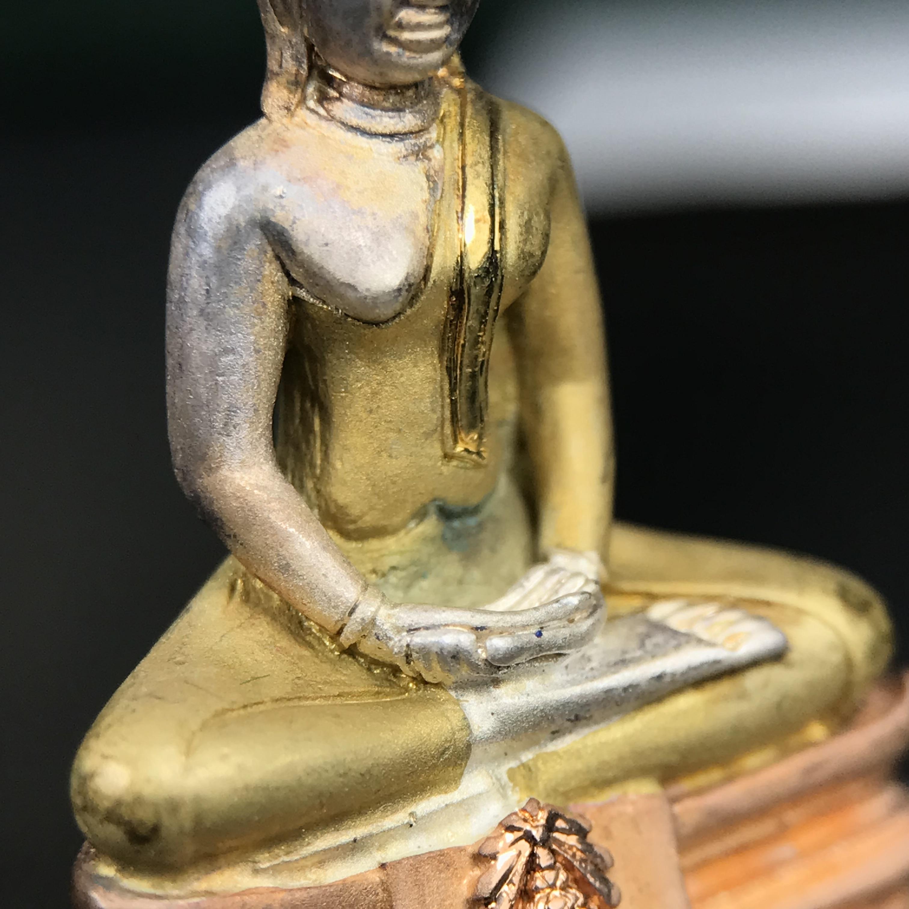 พระพุทธโสธร ภปร. รุ่นย้อนยุค สร้างพระอุโบสถ สมาคมชาวฉะเชิงเทรา จัดสร้าง ปี 2539 วโรกาสครองสิริราชสมบัติครบ 50 ปี เนื้อเงินชุบสามกษัตริย์ทรายนวลขัดเงาบางส่วน(สภาพผิวเดิม เก่าเก็บอย่าดี สวยมาก แบบนี้หายาก) พร้อมกล่องบรรจุและใบรับรองเดิมครบสมบูรณ์