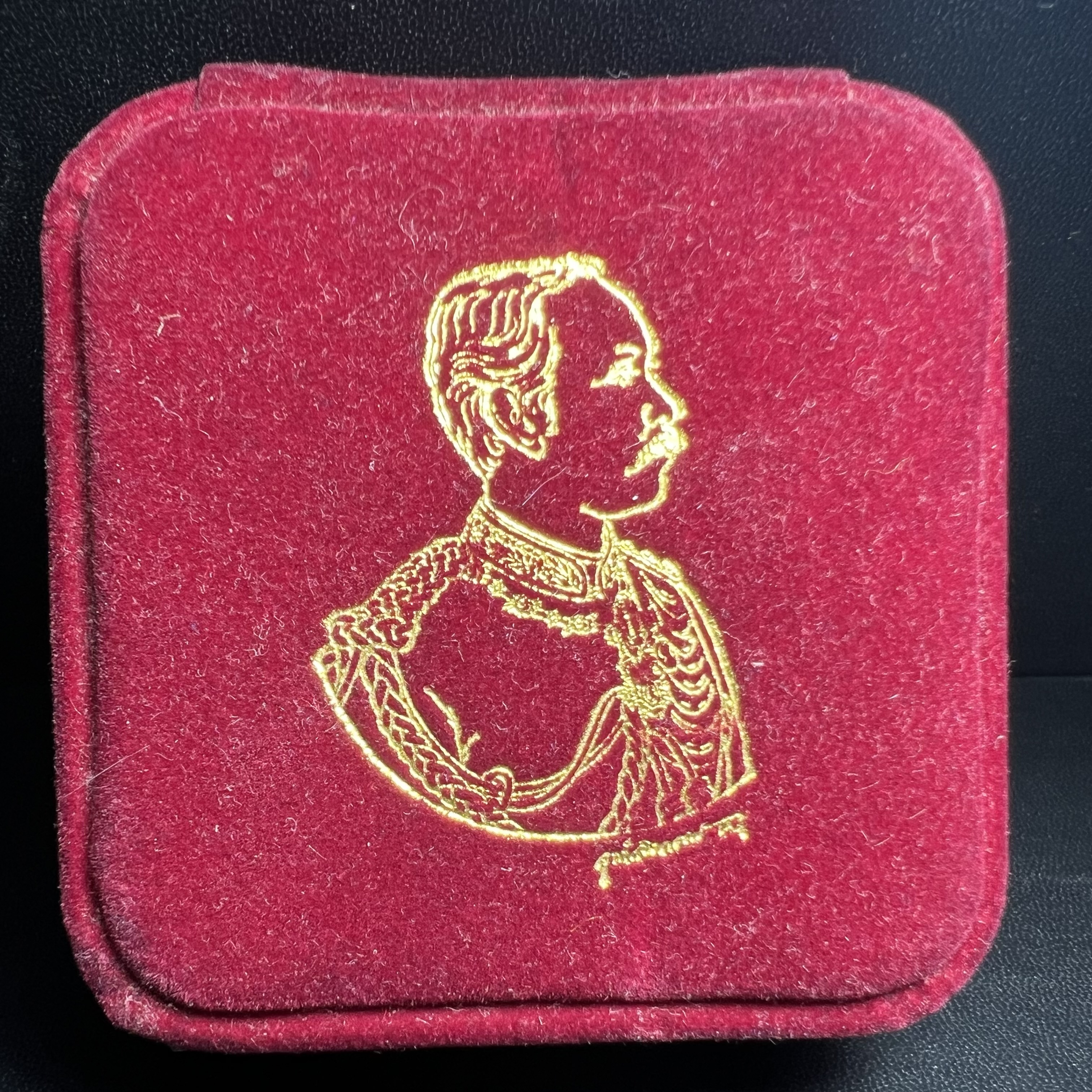 เหรียญรัชกาลที่ 5 คชสารหมื่นปี หลวงพ่ออุตตมะ วัดวังก์วิเวการาม ปี 2540 พิมพ์ใหญ่ขนาด 3.0 ซม. หน้ากากทองคำบริสุทธิ์ 99.99% (ผิวสวยเดิม)พร้อมกล่องบรรจุเดิมครบ(ควรคู่ผู้รู้คุณค่า ด้วยวัตถุมงคล เสริมบุญญาบารมี)