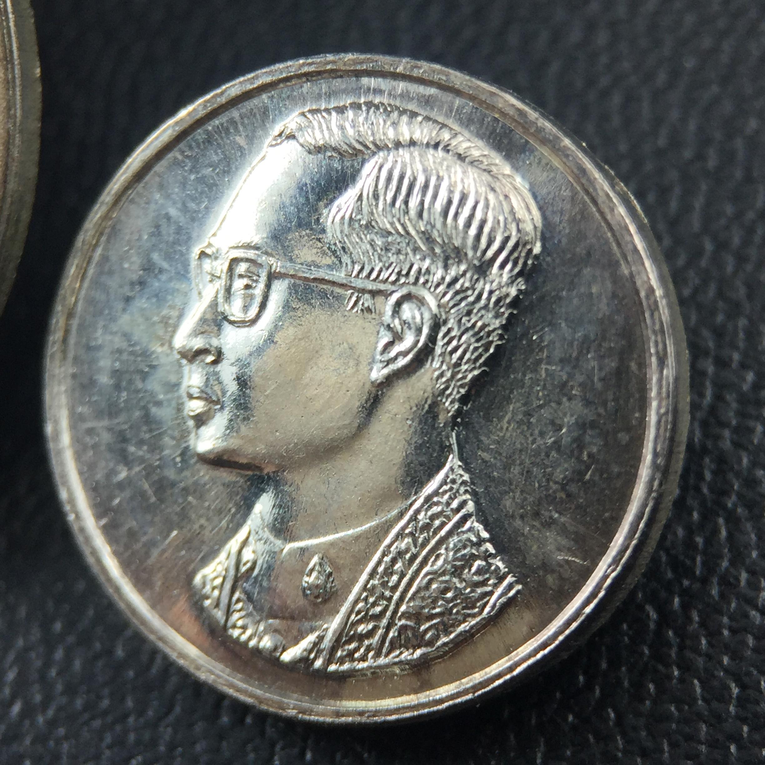 เหรียญพระบรมรูปคุ้มเกล้า รพ.ภูมิพล ปี2522 เนื้อเงิน พิมพ์ใหญ่+พิมพ์เล็ก(1ชุด รวม 2เหรียญ ครบชุดเนื้อเงินหายาก) คัดสภาพสวยเดิม(ในหลวงรัชกาลที่9 ทรงจุดไฟพระฤกษ์และเททอง พิธีใหญ่)ยอดนิยมหายาก