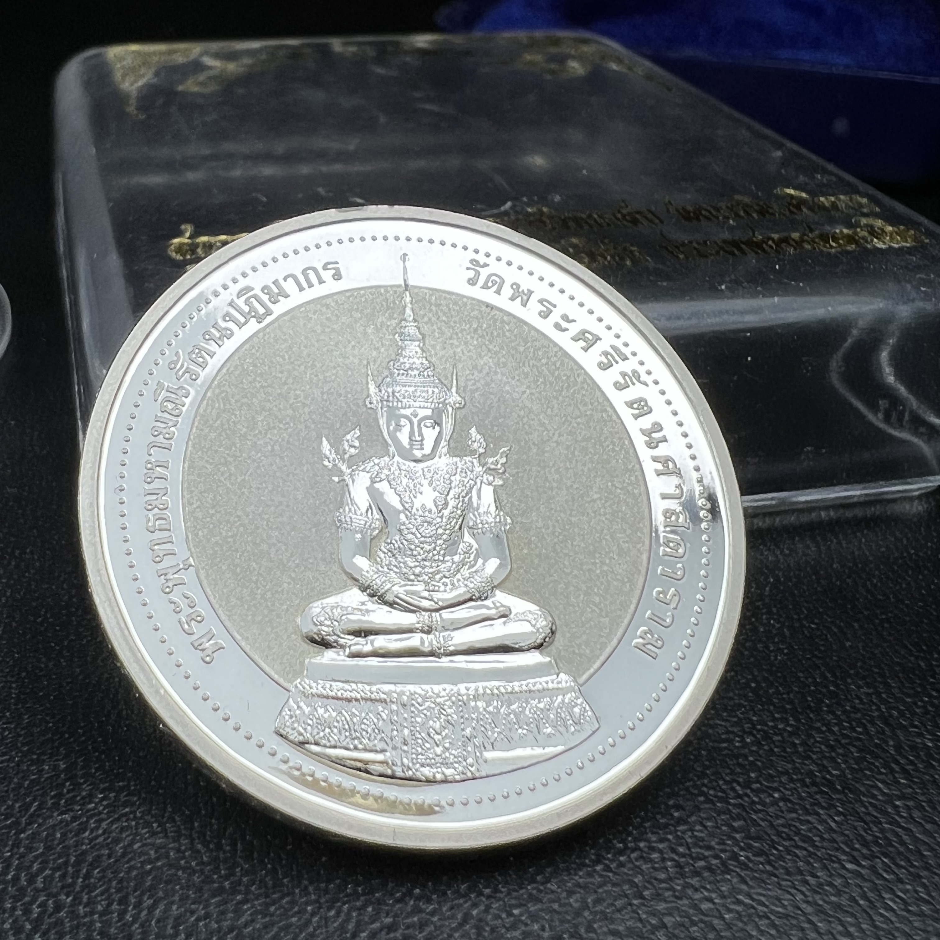 เหรียญพระแก้วมรกต ทรงเครื่องฤดูร้อน หลัง สธ.รุ่นเฉลิมพระเกียรติ สภาการศึกษามหามกุฏราชวิทยาลัย วิทยาเขตสิรินธรราชวิทยาลัย วัดบวรนิเวศวิหาร ปี 2537 เนื้อเงินขัดเงาสามมิติ 99.90%(หายากพบเจอน้อย) ขนาด 3.2 ซม. ผลิตโดย โรงงานกษาปณ์เพิร์ธ ประเทศออสเตรเลีย