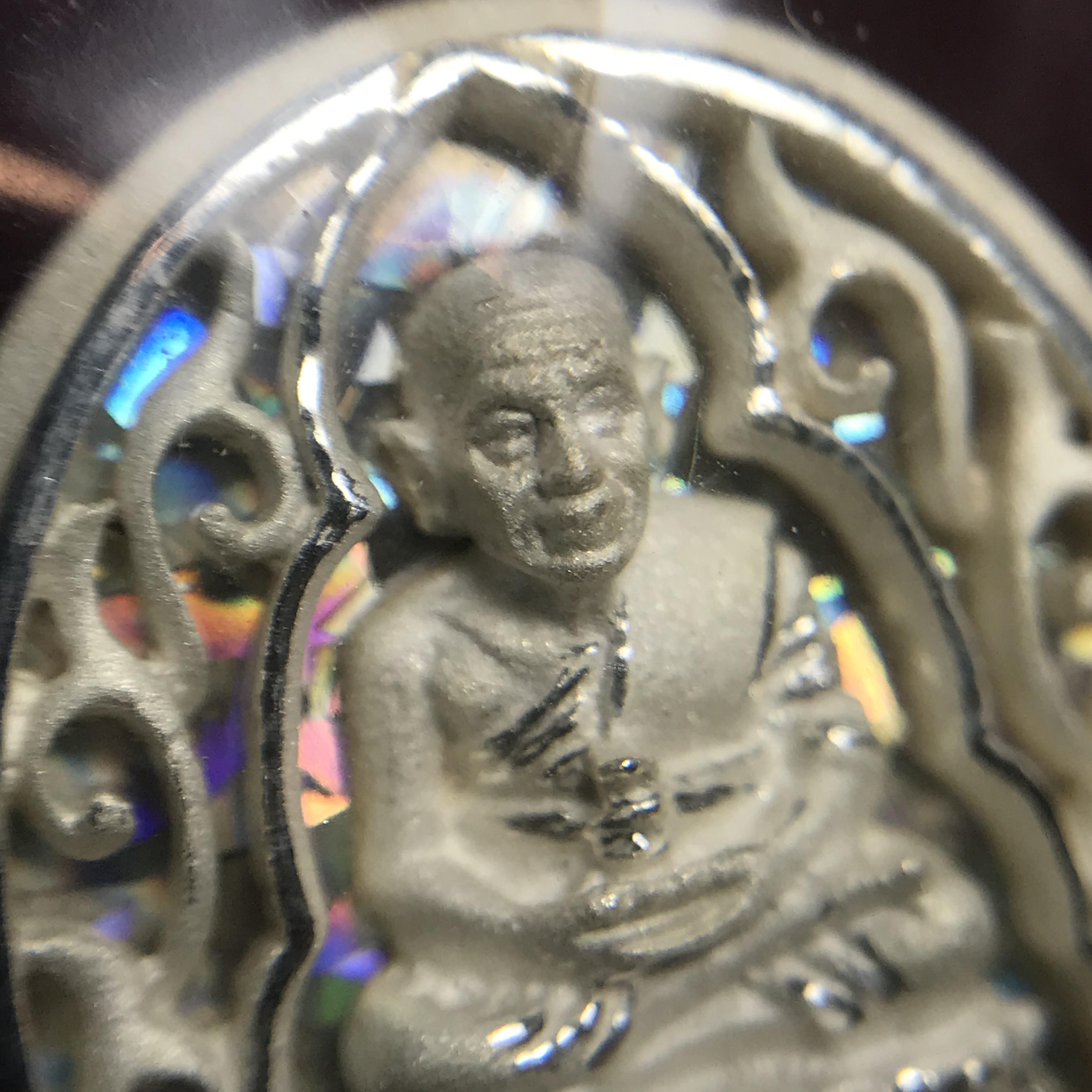 เหรียญหลวงปู่ทวด รุ่นมงคลบารมี วัดประสาทบุญญาวาส ปี 2545 เนื้อเงินพิมพ์ทรงรูปไข่(เล็ก)(2.0*1.8ซม.)ฉลุลายสวยงาม ตอกโค๊ตมีหมายเลข พร้อมกล่องบรรจุเดิม