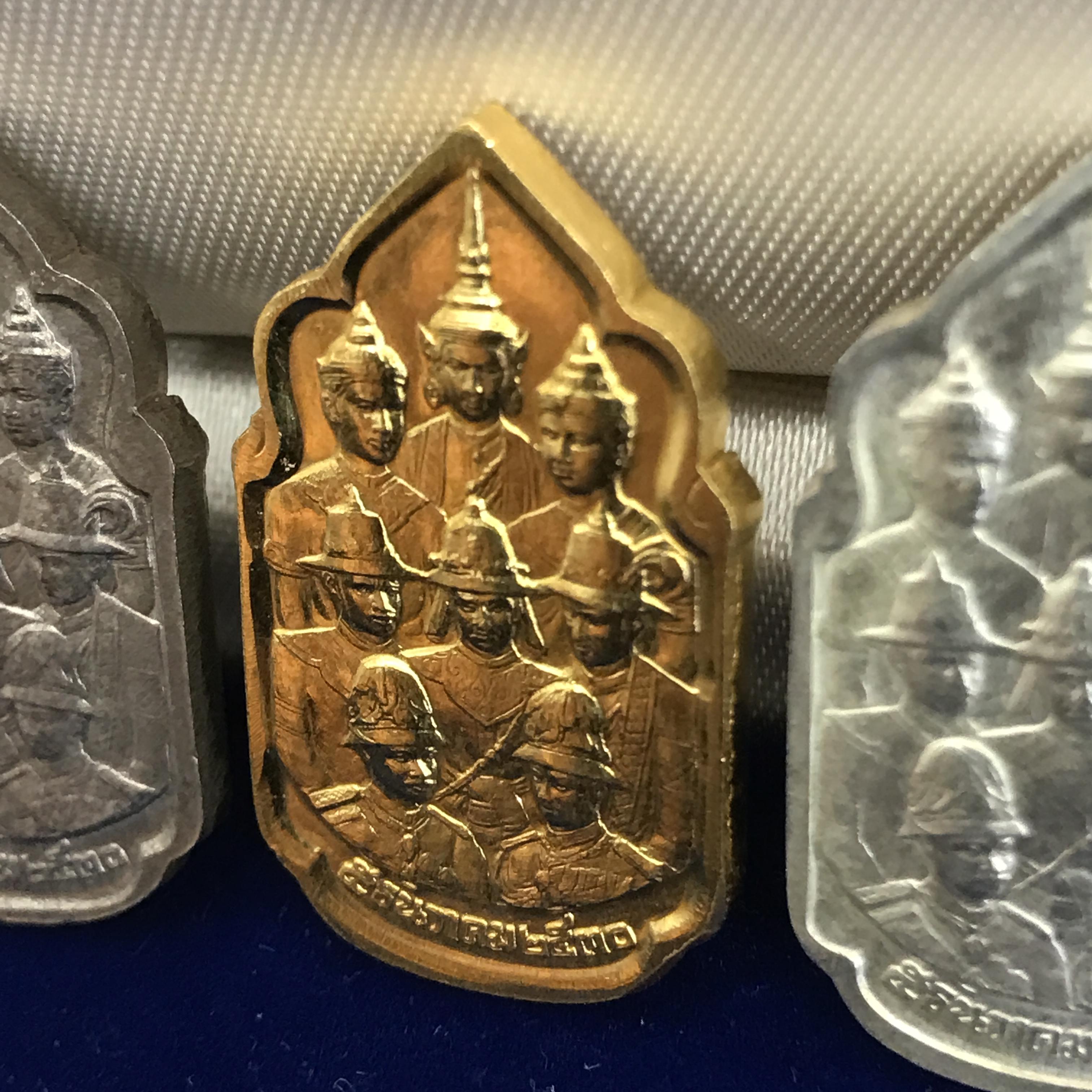 เหรียญนวมหาราชเฉลิมพระชนพรรษา 5 รอบ ในหลวง ปี 2530 ชุดทองคำ(หายาก)