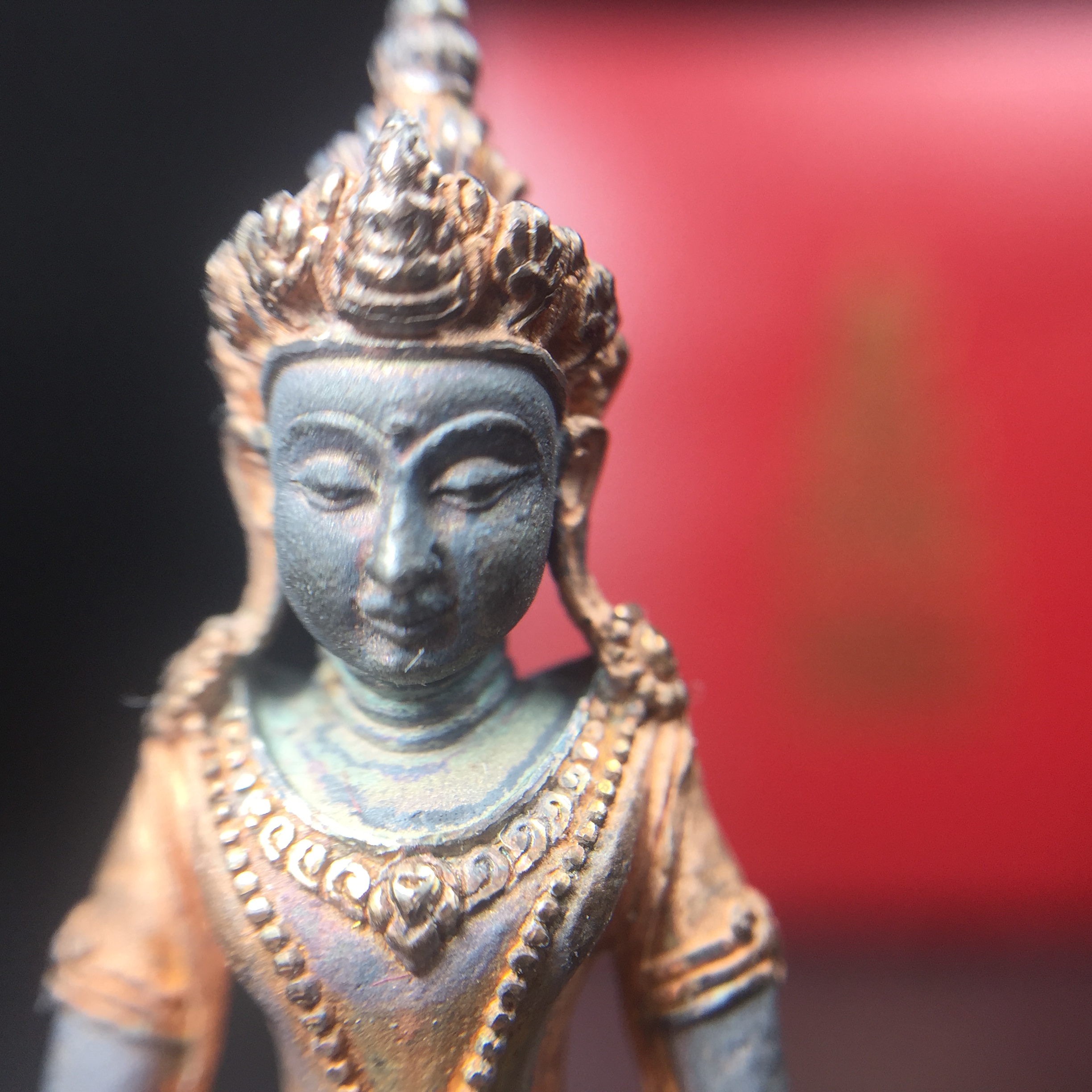 พระกริ่งอวโลกิเตศวร ( เจ้าแม่กวนอิม ) วัดโพธิ์แมนคุณาราม เนื้อเงิน 3 กษัตริย์ พ่นทราย(ผิวเดิม ขึ้นสีรุ้งธรรมชาติ แบบนิยม เสน่ห์ของพระเนื้อเงิน) รุ่นอุดมโภคทรัพย์ พ.ศ.2539(อีกหนึ่งรุ่นยอดนิยม พุทธศิลป์สวยงดงาม)