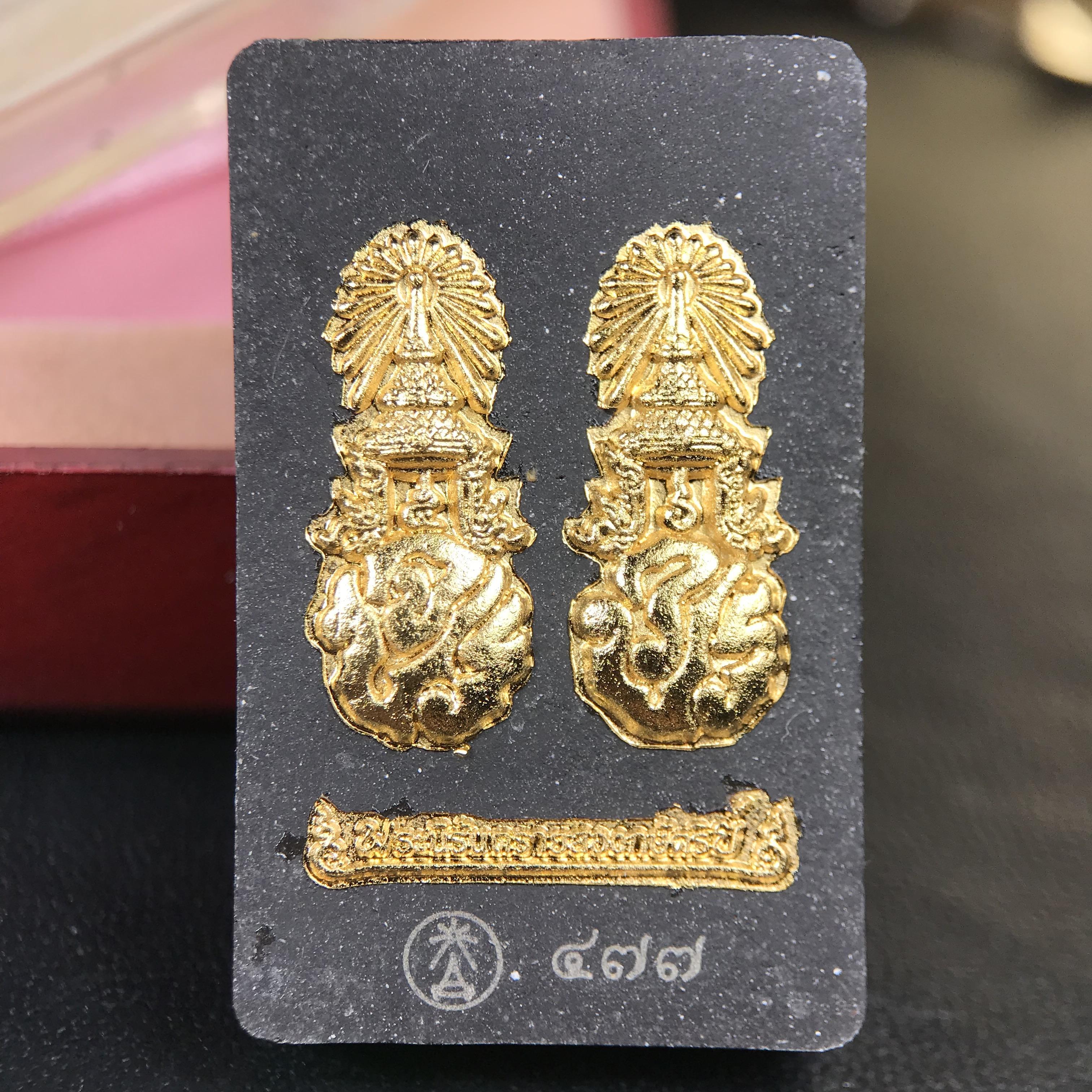 พระนิรันตรายสองกษัตริย์ มหาพุทธานุภาพแห่งแผ่นดิน ปี2552 "พระผู้ปกป้องคุ้มครองจากภัยอันตรายทั้งปวง" พระผงพิมพ์สมเด็จหน้าปัดทองสีดำด้านหลังปัดทอง เชิญอักษรพระปรมาภิไธยสองกษัตริย์(จปร.และ วปร.) พร้อมกล่องบรรจุเดิมครบชุด