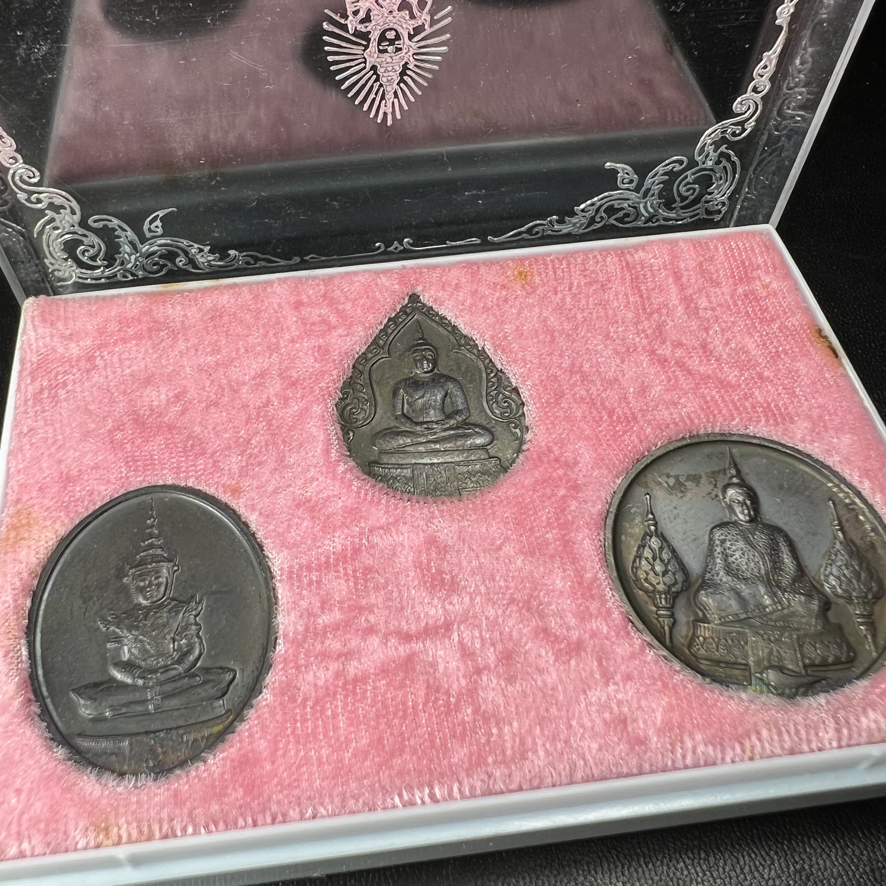 เหรียญพระแก้วมรกตหลัง ภปร. ฉลองกรุงรัตนโกสินทร์ครบ 200 ปี พ.ศ.2525 เนื้อทองแดงกล่องบรรจุเดิมครบ3พิมพ์(บล็อกพระราชศรัธา)(ในหลวงรัชกาลที่9 เสด็จในพิธี)