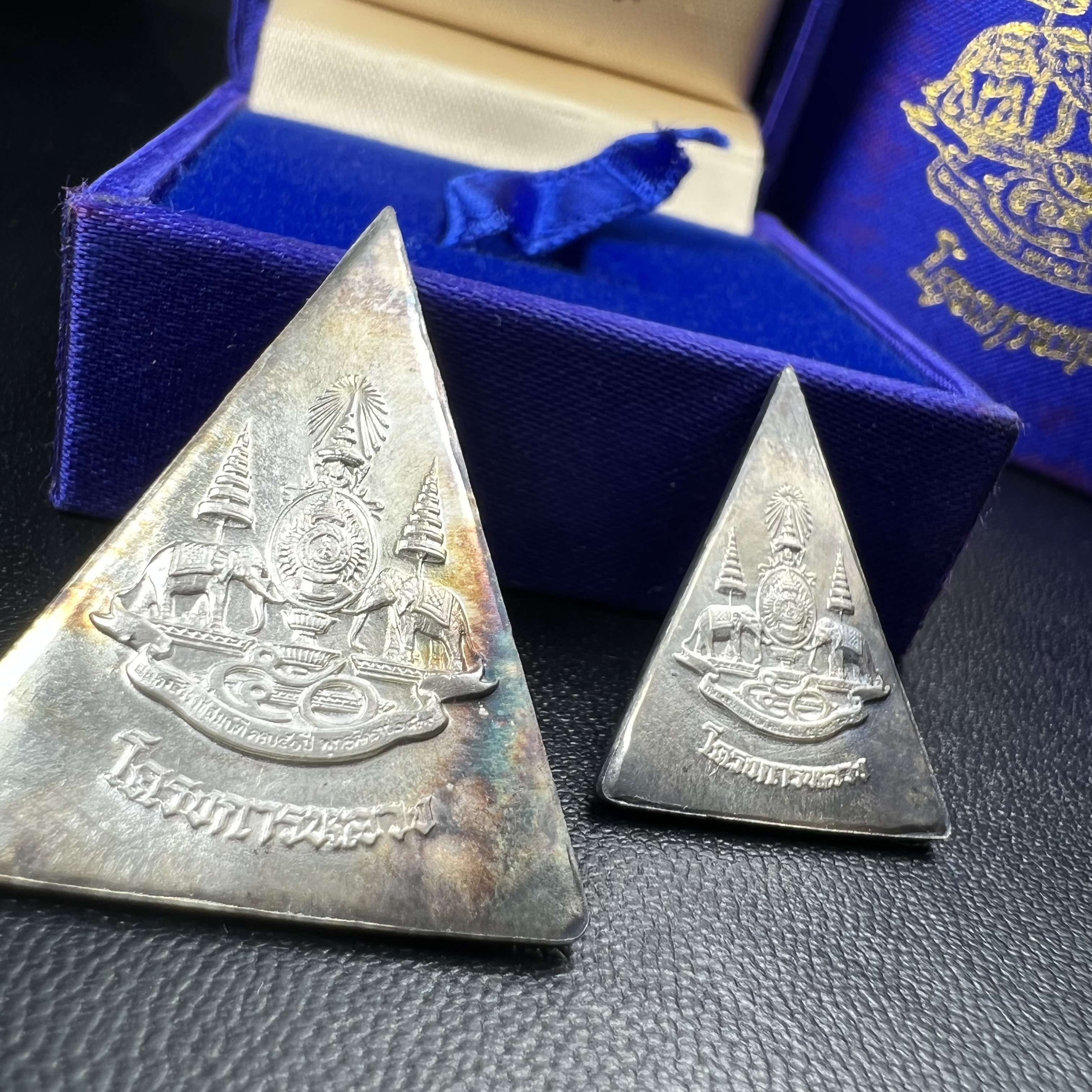 พระพุทธนวราชบพิตร พระพิมพ์จิตรลดา โครงการหลวง ปี2539 (พิมพ์ใหญ่+พิมพ์เล็ก) เนื้อเงินผิวเดิมขึ้นสีรุ่ง สวย แบบนิยมพร้อมกล่องบรรจุเดิม พิธีใหญ่ ปลุกเสกวัดพระแก้ว(1ชุด 2 องค์)