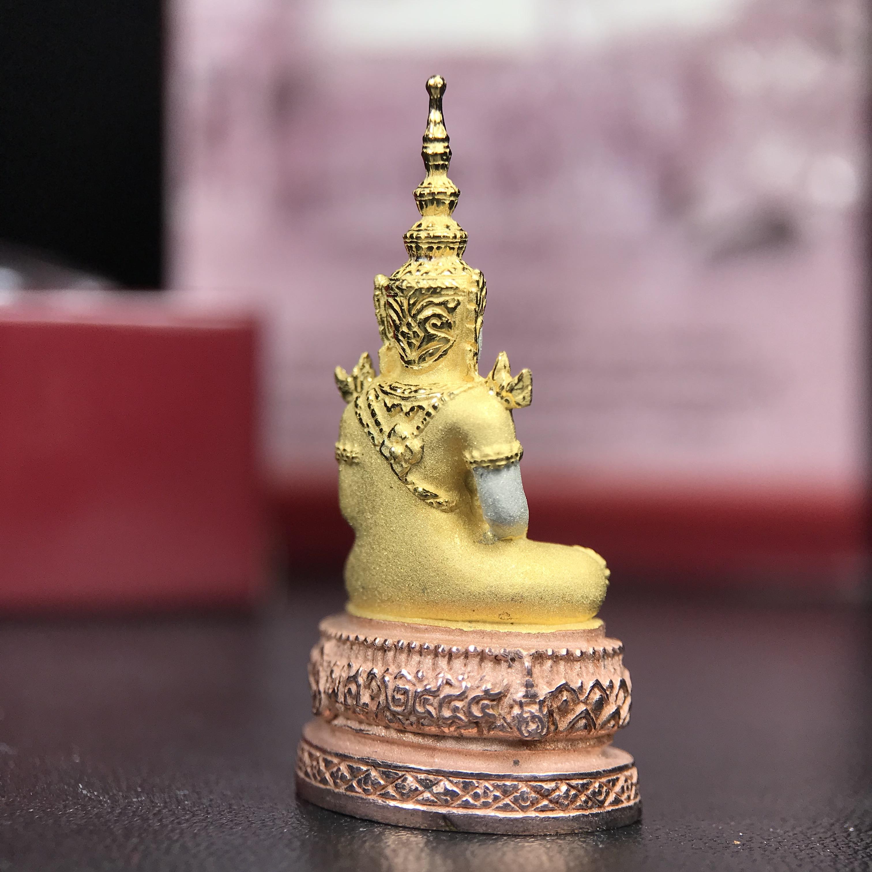 พระแก้วมรกต ภปร.(รุ่นแรก) ปี2545 จัดสร้างในมหาวโรกาส พระบาทสมเด็จพระเจ้าอยู่หัวรัชกาลที่ 9 ครบรอบ 75 พรรษา และฉลองกรุงรัตนโกสินทร์ครบ 220 ปี พิมพ์ลอยองค์ใหญ่ เนื้อเงินบริสุทธิ์ 92.5%(สามกษัตริย์) ขนาด 19*35 มม. พร้อมกล่อง สวยครบสมบูรณ์(องค์หมายเลข ๓๓๘๗)