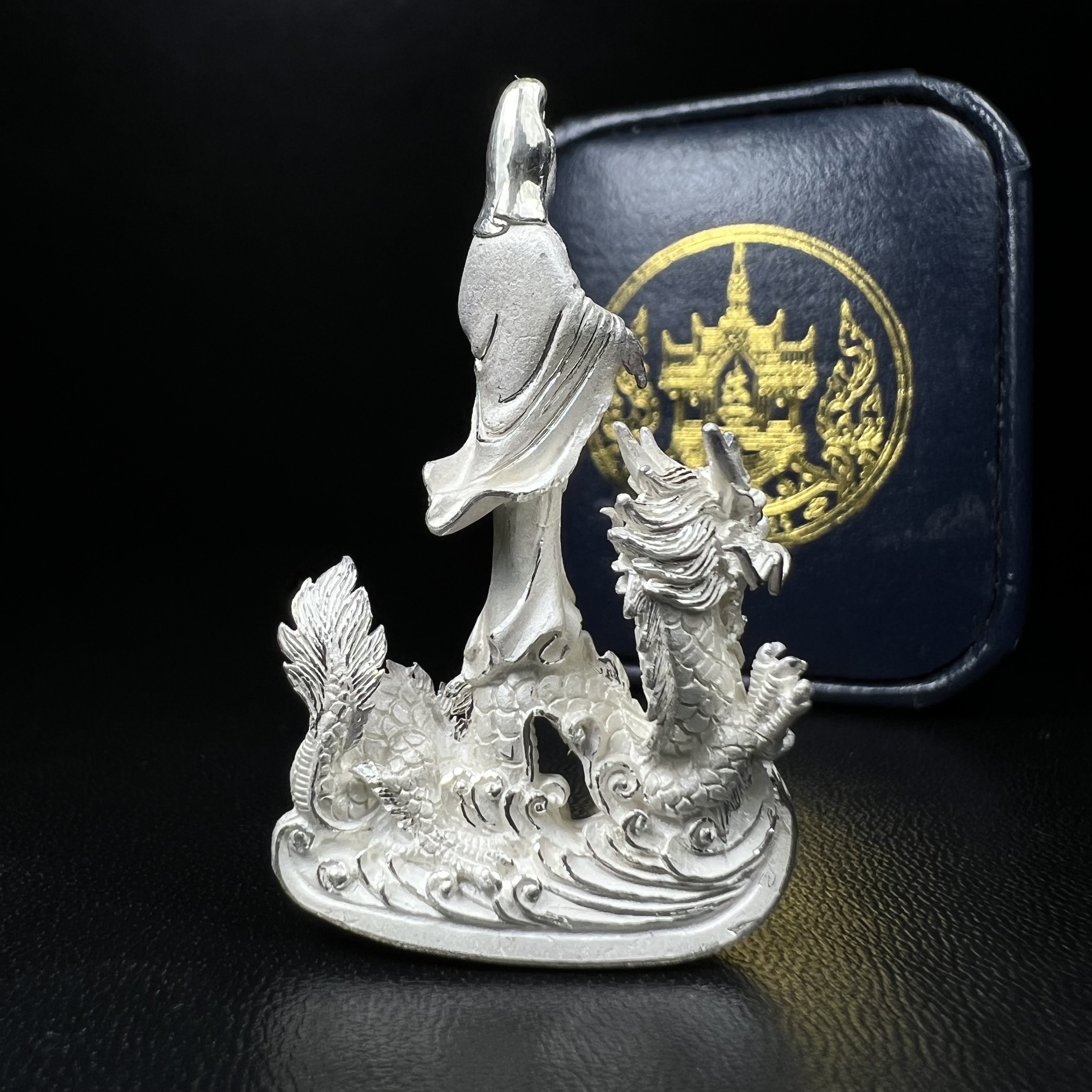 รูปหล่อลอยองค์พระโพธิสัตว์กวนอิม ทรงประทับมังกร จ.ระนอง เนื้อเงิน พิมพ์ใหญ่(สภาพผิว สวยงดงาม ทรงคุณค่า) เฉลิมฉลองในวโรกาสที่พระบาทสมเด็จพระเจ้าอยู่หัวทรงครองสิริราชสมบัติครบ 50 ปี จ.ระนอง พ.ศ.2539