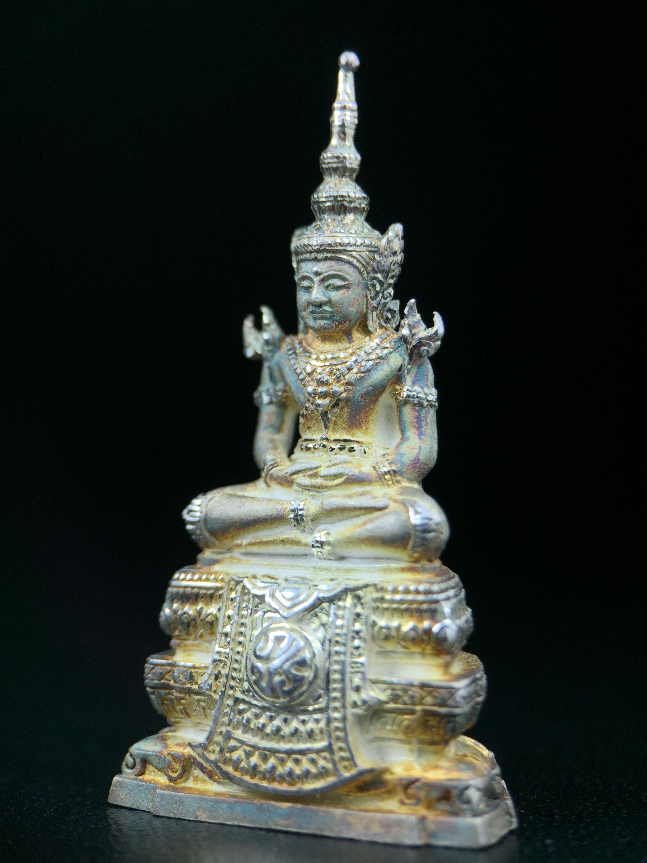 พระแก้วมรกต ภปร. ปี2547 จัดสร้างโดย รพ.ภูมิพลฯ ลอยองค์ หน้าตัก 1/2 นิ้ว เนื้อเงิน(สภาพผิวเดิมขึ้นสีรุ้งธรรมชาติ แบบนิยม สวยมากๆเสน่ห์พระเนื้อเงิน สีสันที่ธรรมชาติสรรค์สร้าง) งดงามทรงคุณค่าอีกหนึ่งรุ่นยอดนิยม หายาก(1ใน3000องค์)