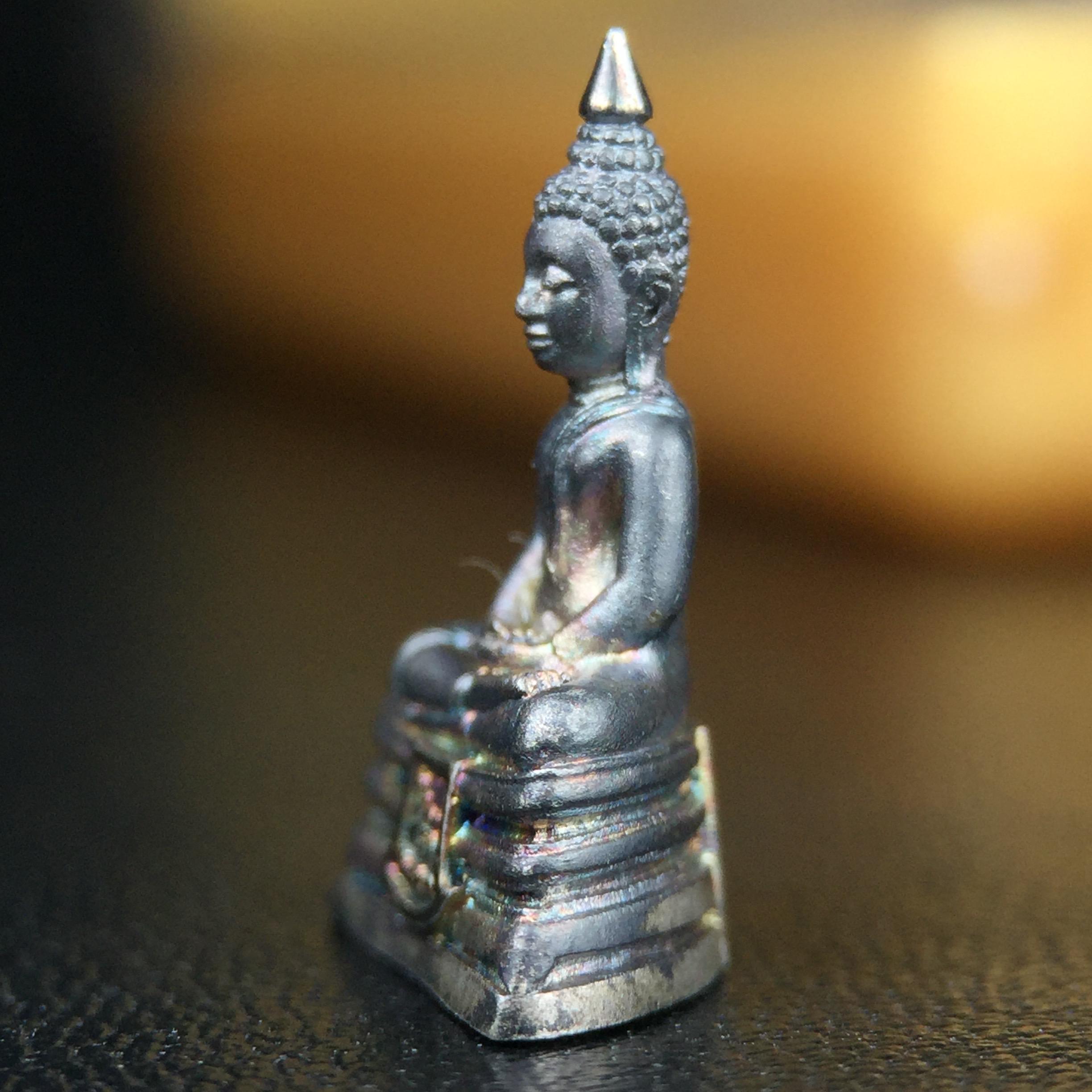 พระพุทธโสธร คุ้มเกล้าฯ ภปร.(ใต้ร่มพระบารมี คุ้มเกล้า) 60ปี รพ.ภูมิพลฯ พ.ศ.2552 เนื้อเงิน ชุบทองคำขาว(พิมพ์เล็กขนาด 11.5*10.5 มม.)เนื้อเงินผิวเดิมกลับดำขึ้นสีรุ้งเข้มขลังงดงามธรรมชาติสร้างสรรค์ สภาพสวยเดิมพร้อมกล่องบรรจุเดิม ตอกโค๊ดหมายเลขกำกับ