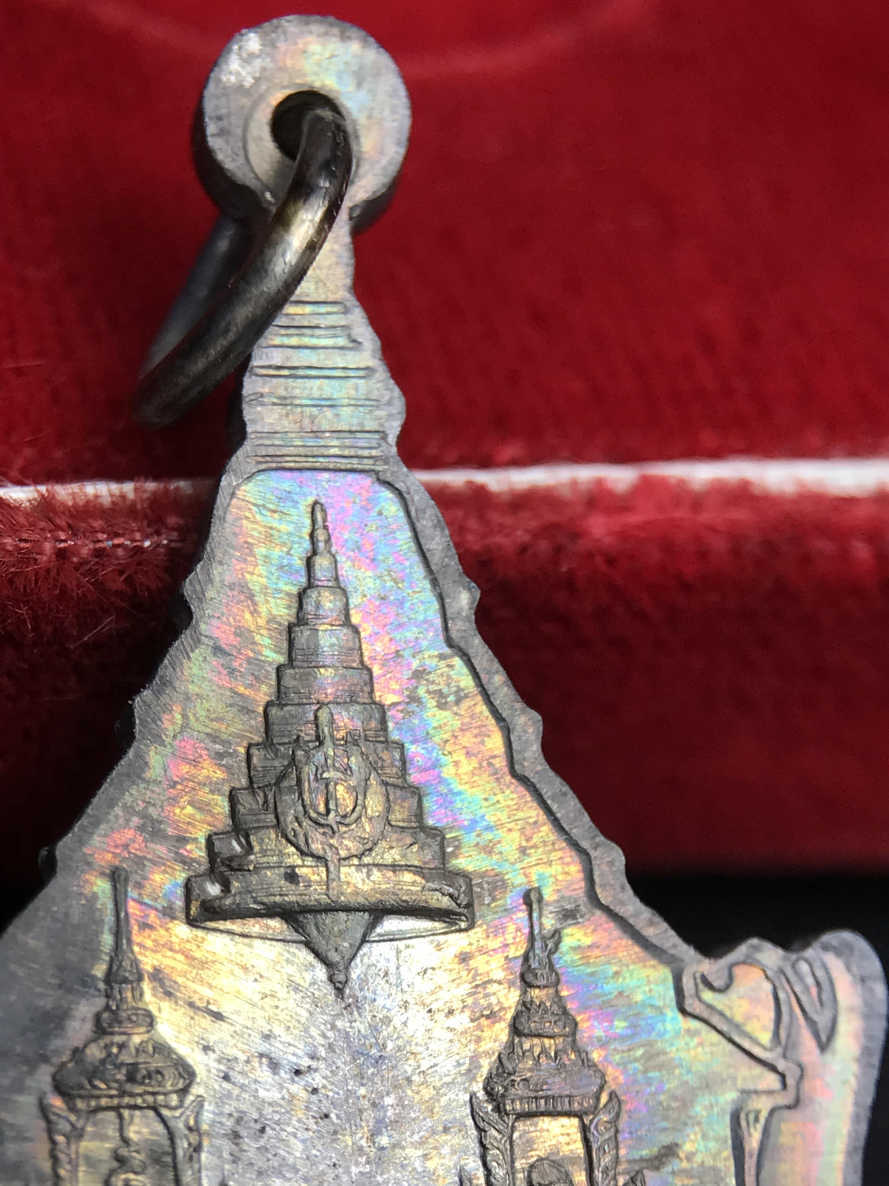 เหรียญพระพุทธญาณนเรศวร์ รุ่นแรก หลังพระปรมาภิไธย ภปร.และ สก.วัดญาณสังวราราม จ.ชลบุรี ปี 2527 เนื้อเงิน(ผิวเดิม ขึ้นรุ้งผิวน้ำทองกระจายทั่วเหรียญสวยมาก)ขนาด 2.3 x 3.8 ซม. พร้อมกล่องเดิม สมเด็จพระญาณสังวร ประธานในพิธีมหาพุทธาภิเษก(เนื้อเงินพบเจอน้อย หายาก)