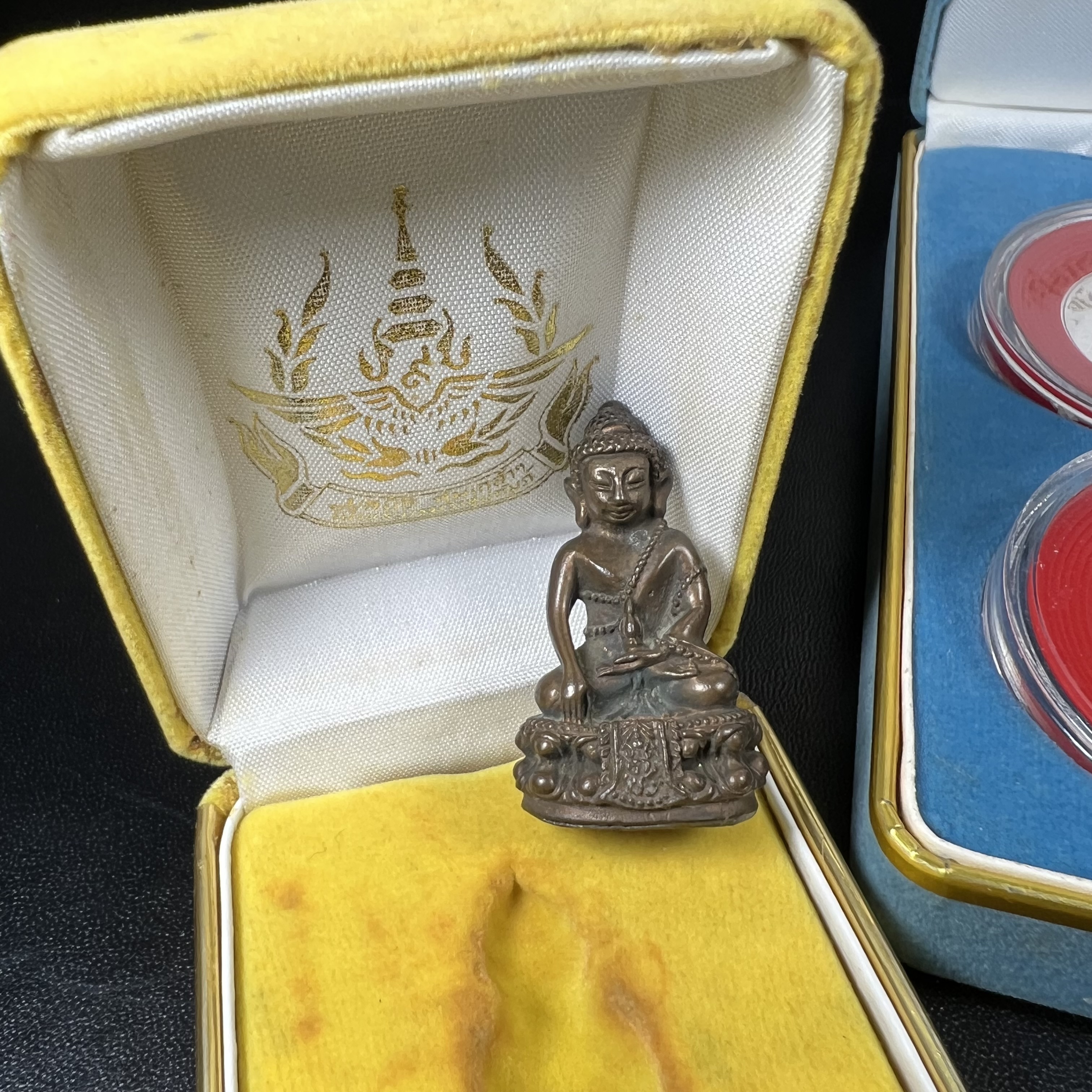 วัตถุมงคลคุ้มเกล้าฯ มหามงคลเฉลิมพระชนมพรรษา 6 รอบ รัชกาลที่ 9 ชุดพิเศษกรรมการ(หายาก) (ในหลวงรัชกาลที่9 ทรงจุดไฟพระฤกษ์และเททอง พิธีใหญ่)ยอดนิยมหายาก