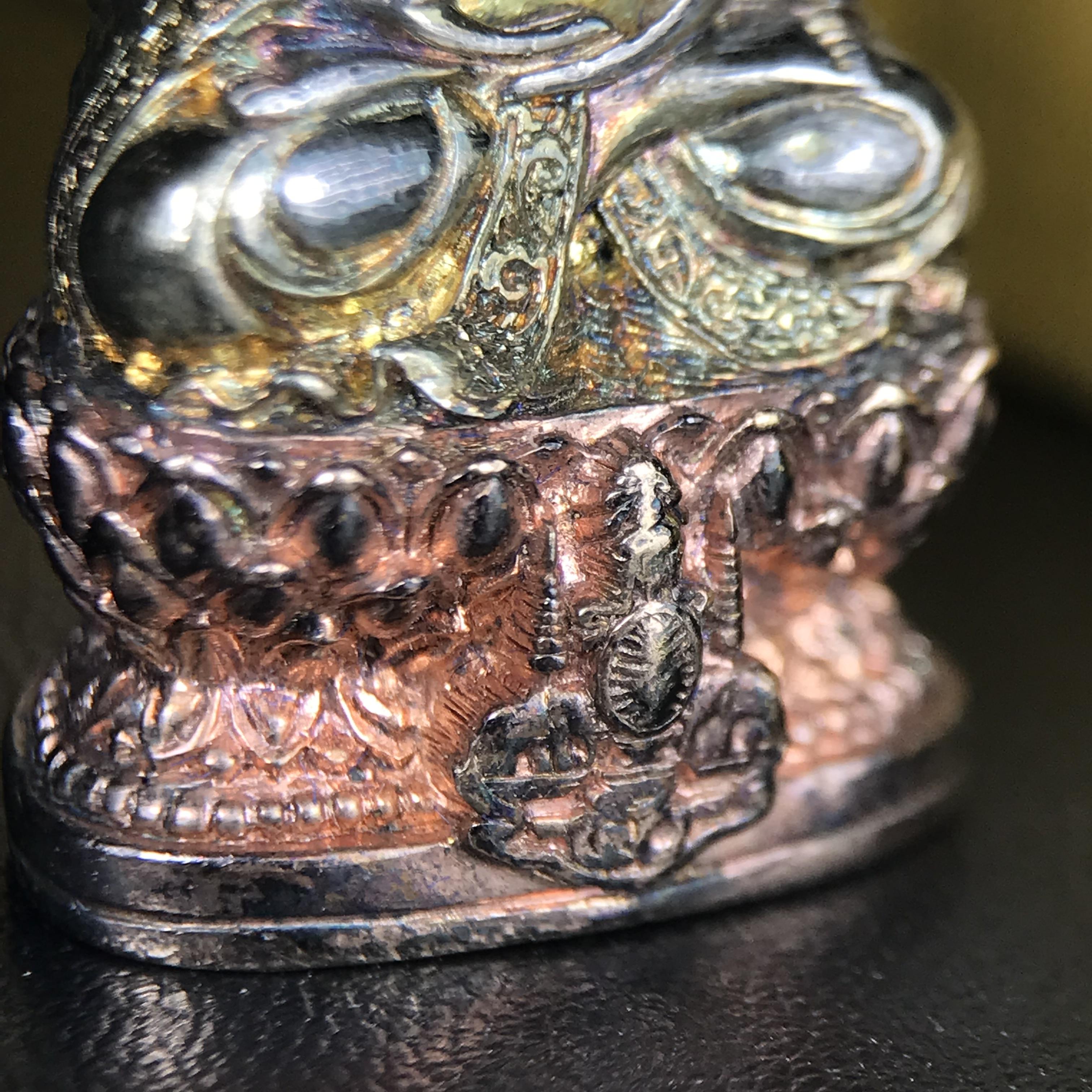 พระกริ่งจีน "ต้าเยิ่นถะ" ชุดกาญจนาภิเษกครองราชย์ 50 ปี วัดบวรนิเวศวิหาร ปี 2538 เนื้อเงินสามกษัตริย์ 99.99% สูง 3.8 ซม. (สภาพผิวสวยเดิมติดรุ้งๆ พิธีใหญ่ พุทธศิลป์งดงาม) สภาพสวยเดิมพร้อมกล่องบรรจุเดิม ***ตอกโค๊ดหมายเลข ๖๒๙๒***