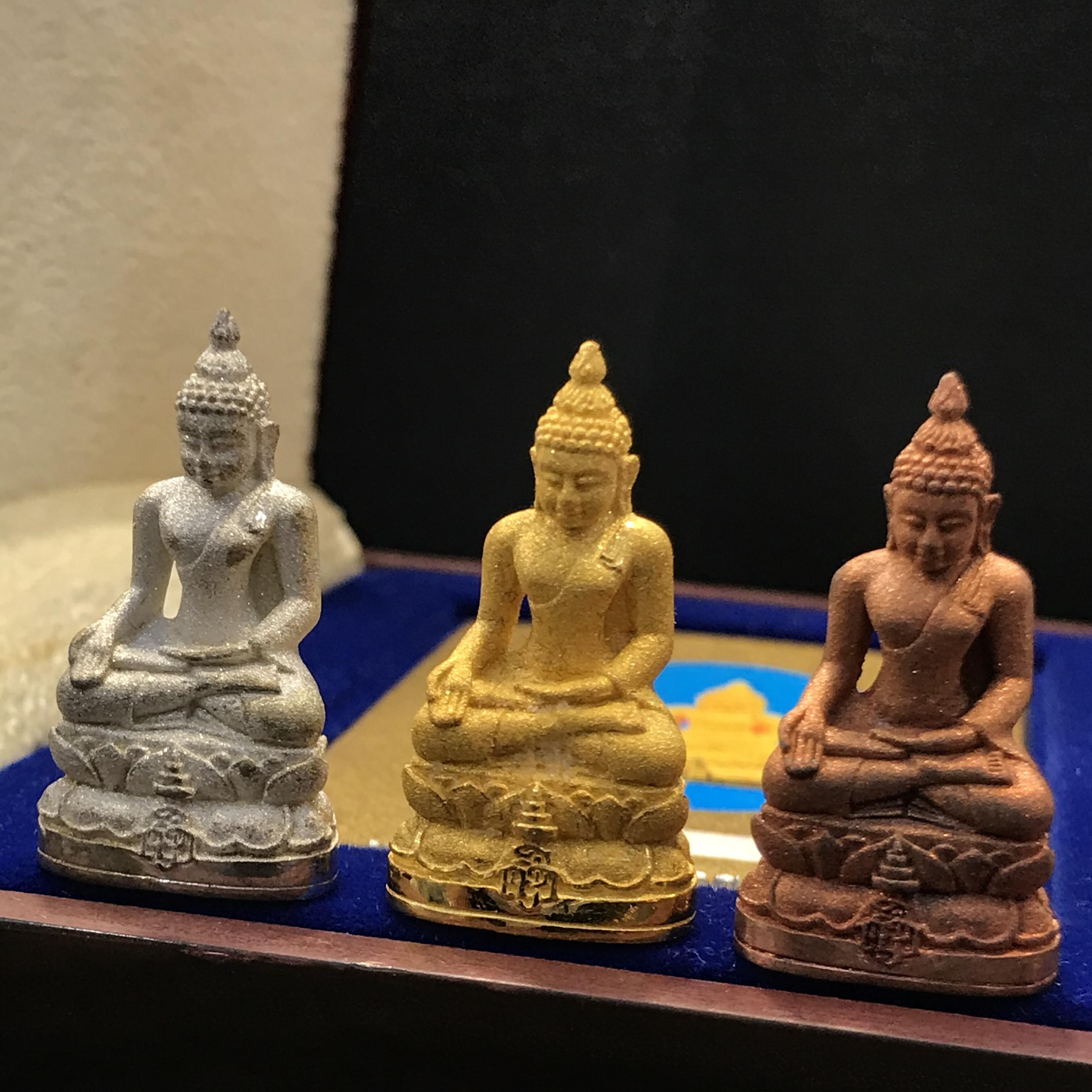 พระกริ่งไพรีพินาศ ญสส. รุ่นกาญจนาภิเษก ชุดทองคำ ปี2539 วัดบวรนิเวศ สภาพสวยพร้อมกล่องเดิม(1ใน939ชุด)