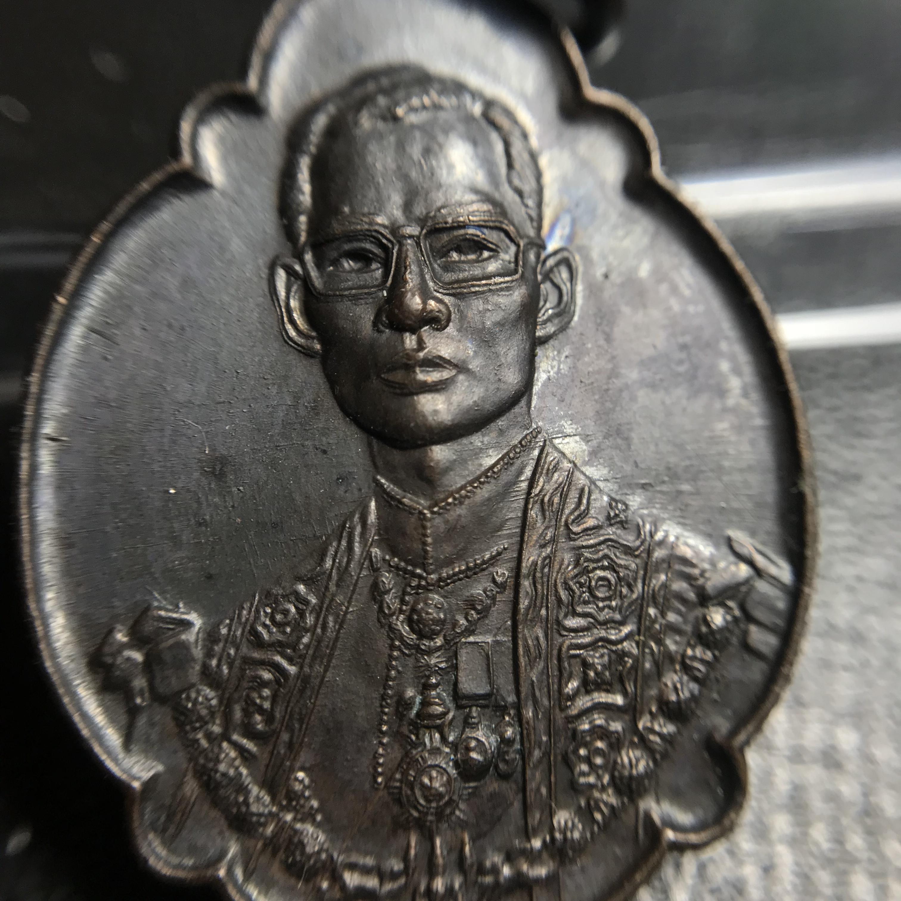 เหรียญ ร.9 ทรงเฉลิมพระชนมพรรษาครบ 4 รอบ ปี2518 (เนื้อทองแดงบล็อกวงเดือนล่าง)หายากนิยมที่สุด