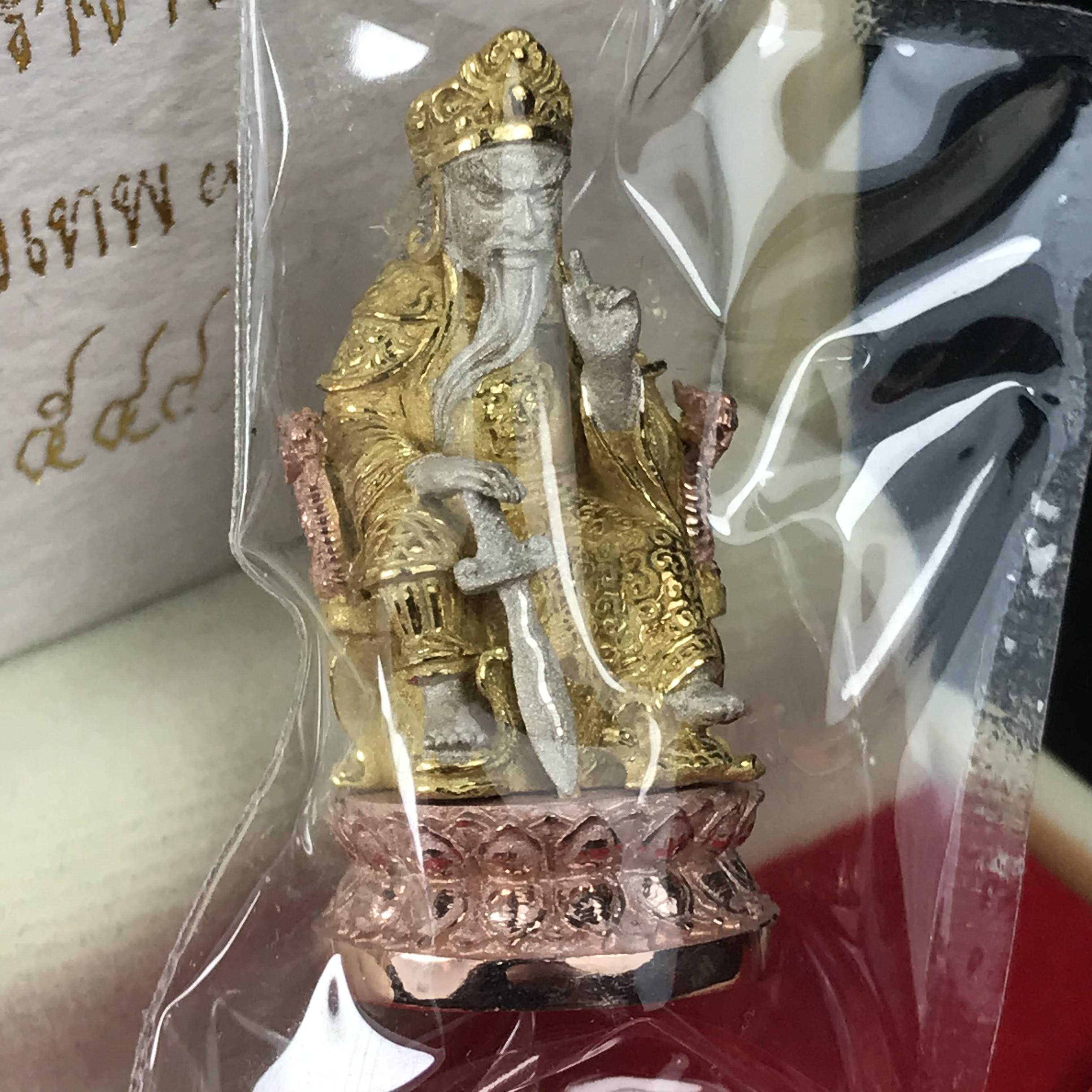 เจ้าพ่อเสือนั่งบัลลังค์ (ตั่วเหล่าเอี๊ย) เนื้อเงินสามกษัตริย์ ลอยองค์ (พิมพ์ใหญ่) รุ่น รักษ์แผ่นดิน ปี 2544 งานแพรนด้าจิวเวลรี่ สวย งดงาม (เทพศักดิ์สิทธิ์ที่คอยปกป้องอภิบาล และปราบปรามศัตรู)