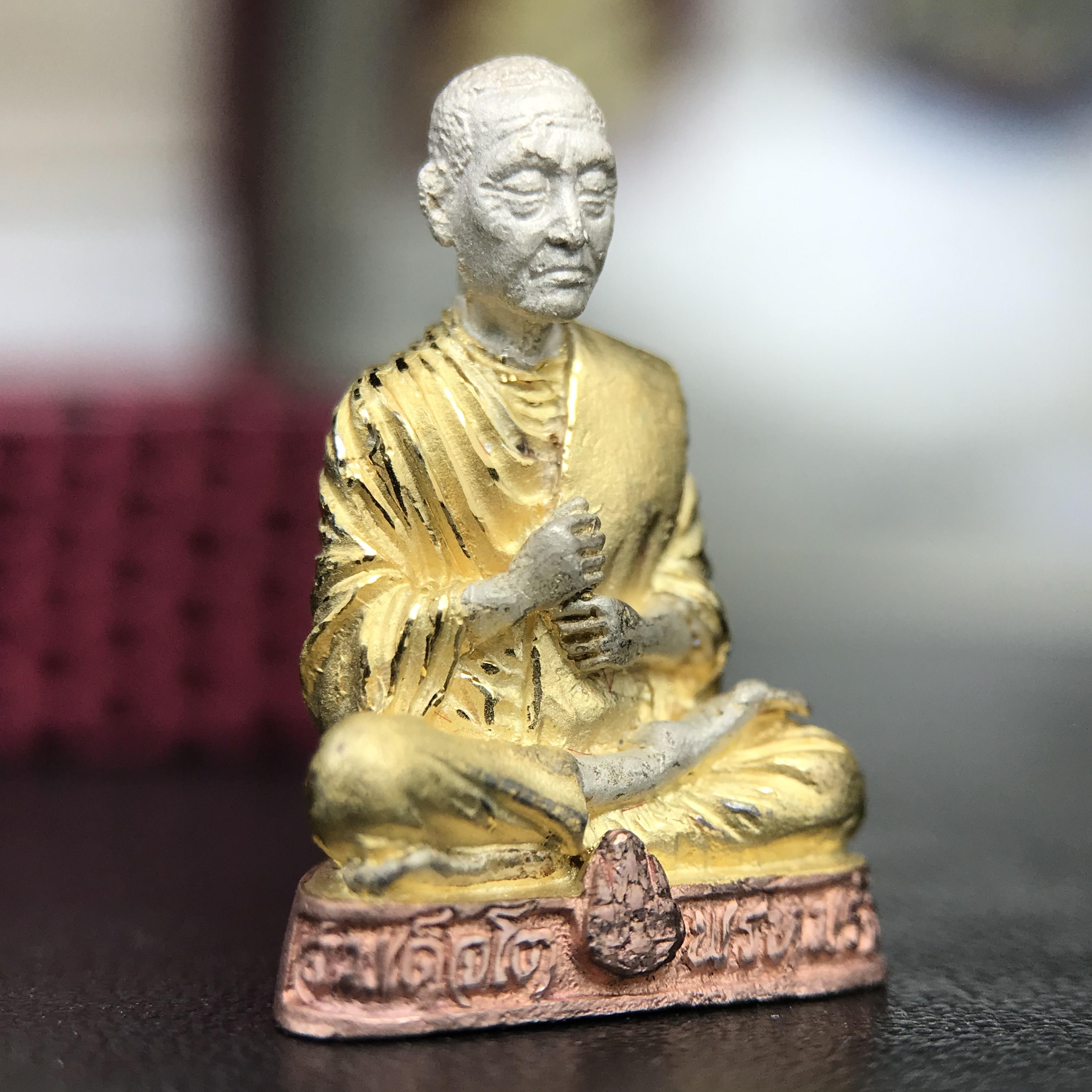 รูปเหมือนสมเด็จพระพุฒาจารย์ (โต พรหมรังสี)วัดใหม่อมตรส บางขุนพรหม ปี2540 รุ่นกาญจนาภิเษก จัดสร้างในวโรกาสที่รัชกาลที่ 9 ทรงครองสิริราชสมบัติ ครบ 50ปี ลอยองค์พิมพ์ใหญ่ เนื้อเงินบริสุทธิ์ 99.9% แบบชุบสามกษัตริย์ขัดเงาบางส่วน พร้อมกล่องบรรจุใบรับรองเดิมครบ