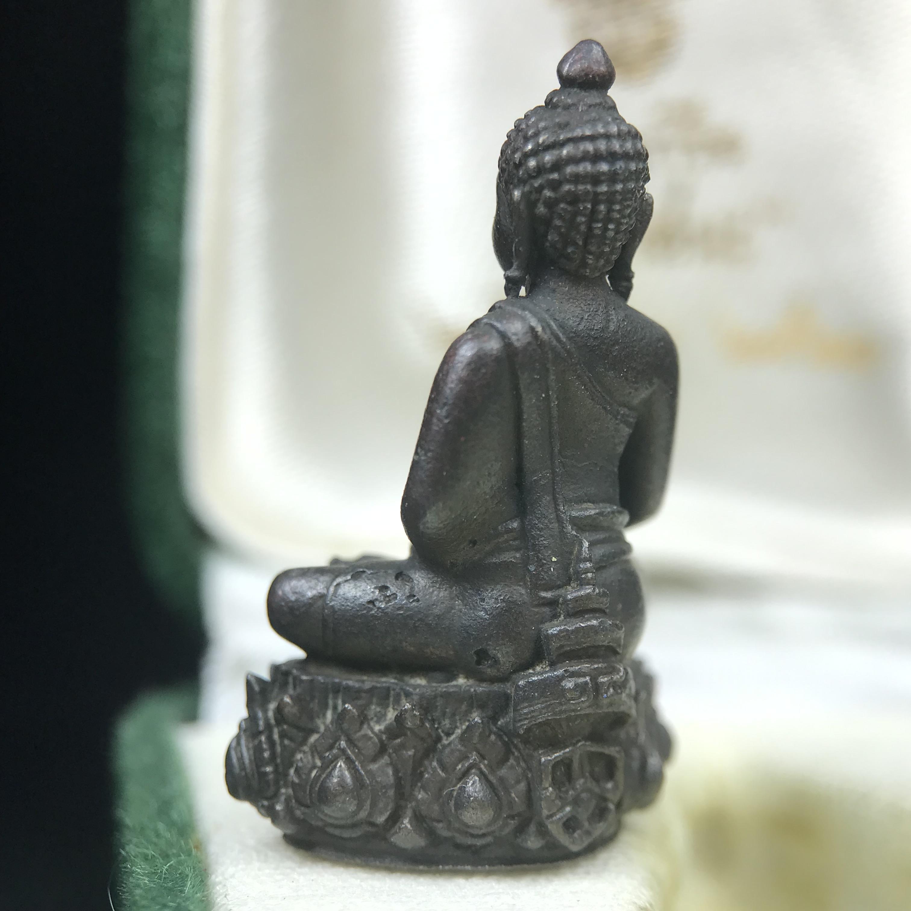 พระกริ่งวาสนา(รุ่นแรก) 80 พรรษา สมเด็จพระสังฆราช (วาสน์) วัดราชบพิธฯ ปี2521 เนื้อนวโลหะ(ตอกโค๊ตพระปิดตา) โดยมีหลวงปู่โต๊ะ วัดประดู่ฉิมพลีร่วมปลุกเสก พร้อมกล่องบรรจุเดิม(รุ่นแรก คอตั้งตรงได้สัดส่วน หายาก)