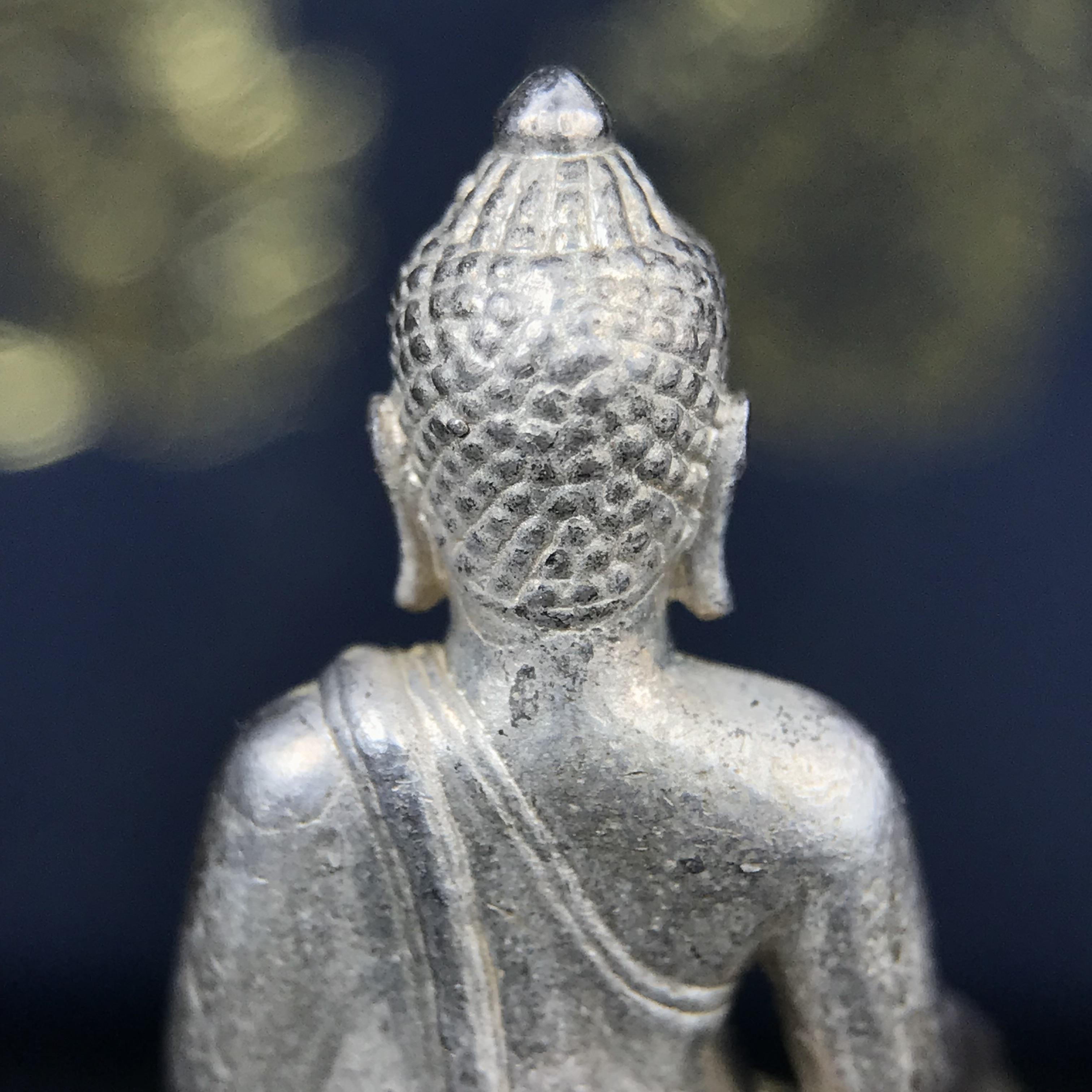 พระกริ่งพระพุทธนรสีห์ จปร.+ภปร. ครบรอบ 100 ปี ธนาคารไทยพาณิชย์ ปี 2550 พระกริ่งเนื้อเงิน(หายาก)(พุทธศิลป์งดงาม)ด้านหน้าฐานประดับด้วยตราสัญลักษณ์ "จปร" และ "ภปร" (องค์เนื้อเงินสร้างน้อย พบเจอน้อยหายาก)1 ใน 2500 องค์