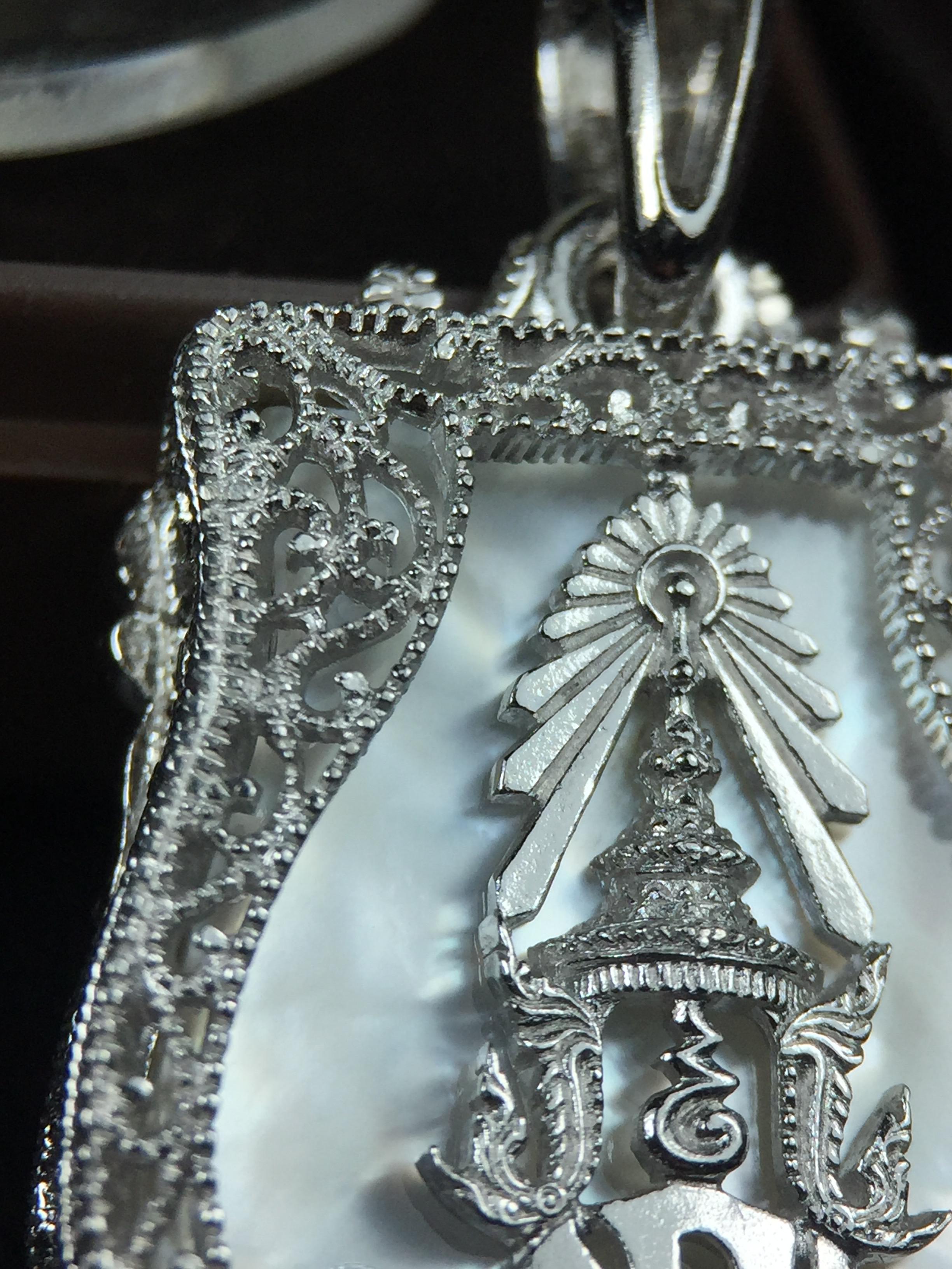 พระพุทธชินราช ภปร. โครงการ "เพราะแผ่นดินนี้ คือ แผ่นดินเกิด" ปี2548(รุ่นแรก) เหรียญทรงเสมา ขนาด 21 x 29 มม.เนื้อเงินสามกษัตริย์ องค์พระชุบสามกษัตริย์ ล้อมด้วยกรอบเงินชุบทองคำขาวสลักเสลาเป็นลวดลายละเอียดอ่อน ส่วนพื้นองค์พระเป็นเปลือกหอยมุขงดงาม