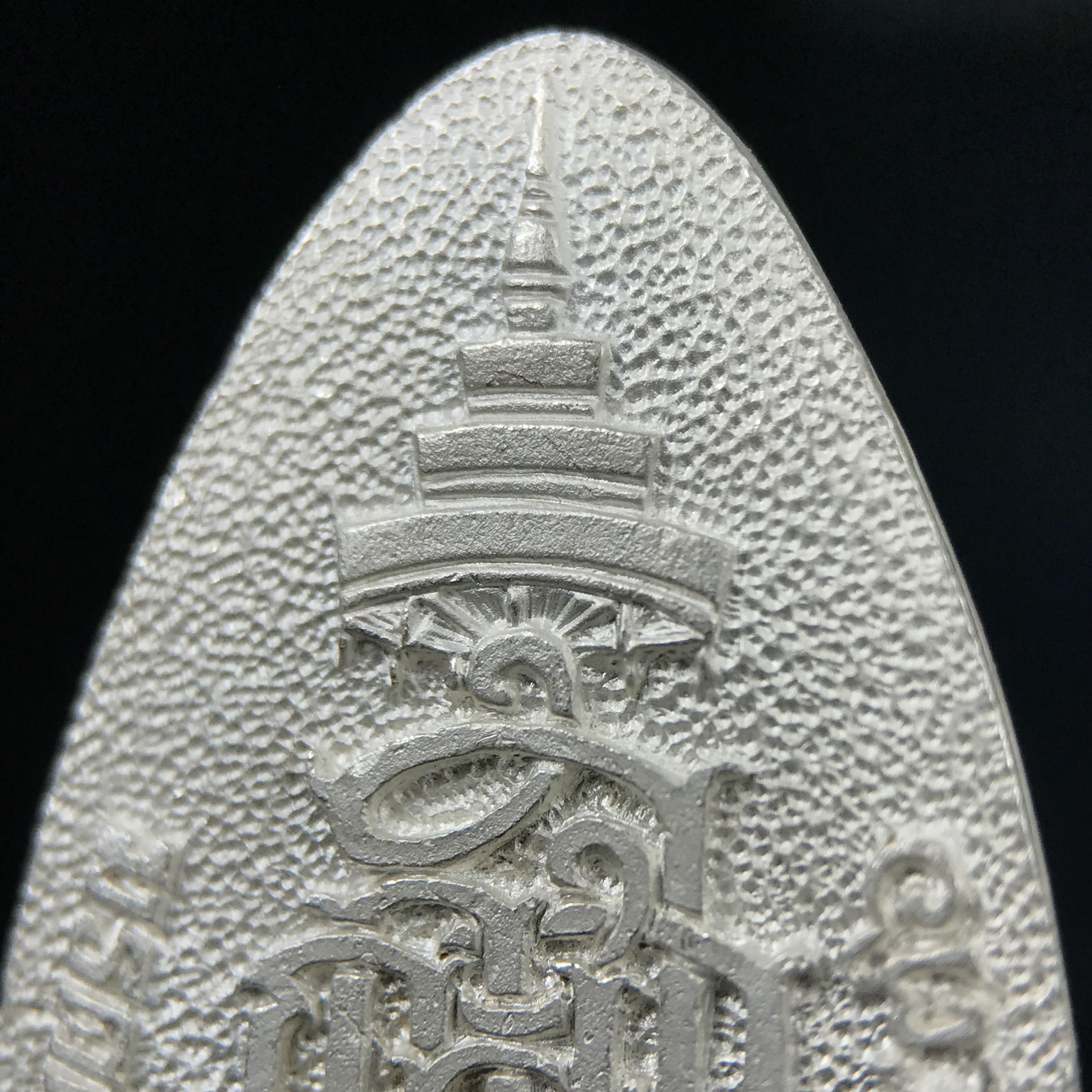 พระแก้วมรกต ญสส. สมเด็จพระญาณสังวร สมเด็จพระสังฆราช วัดบวรนิเวศวิหาร รุ่นมรดกไทย มรดกโลก พ.ศ.2536 จัดสร้างโดยมูลนิธิปริยัติศึกษา ในพระสังฆราชูปถัมภ์ เนื้อเงิน พิมพ์ใหญ่ขนาดสูง 3 ซ.ม. พร้อมกล่องบรรจุเดิมครบ