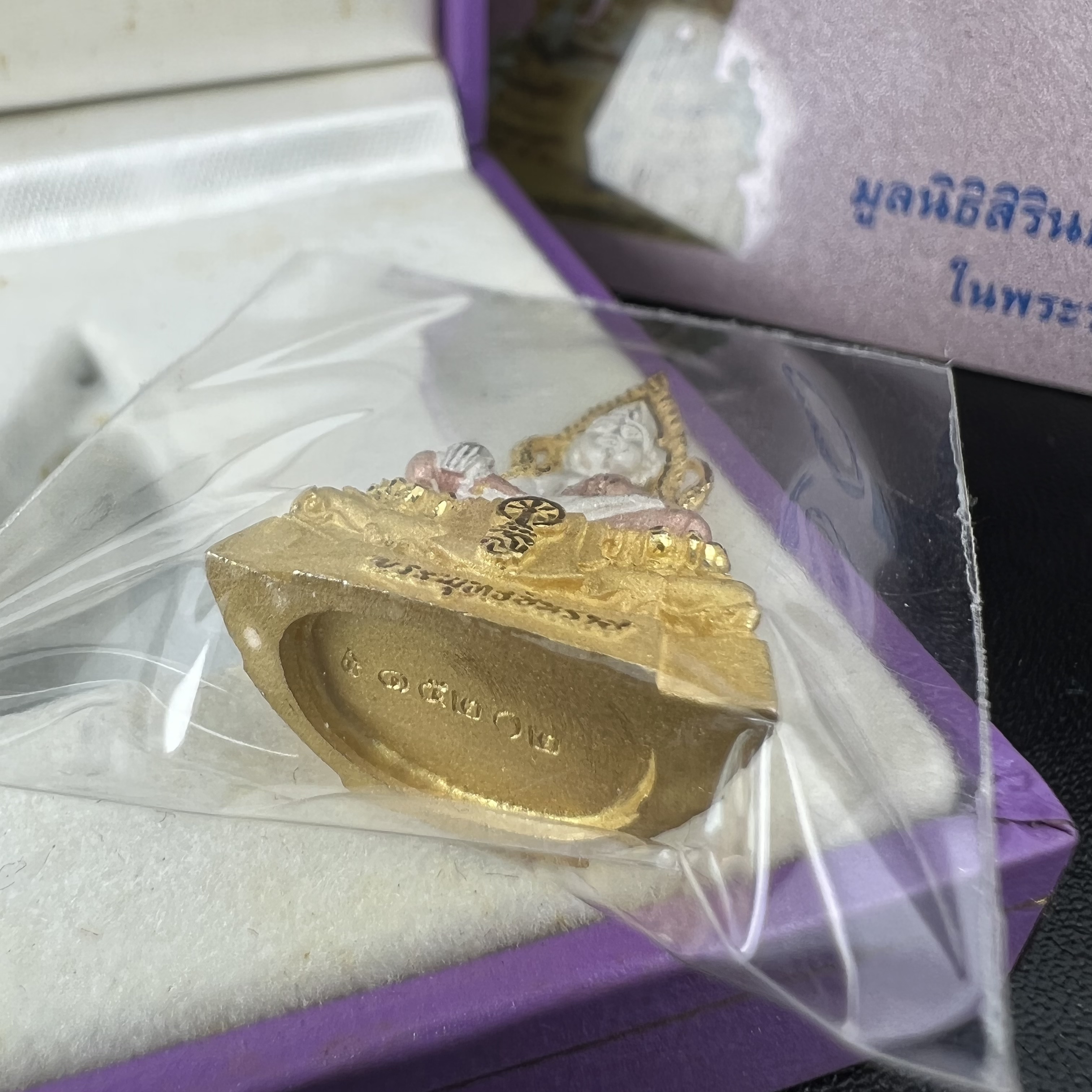 พระพุทธชินราช รุ่นเฉลิมพระเกียรติ สธ. ลอยองค์เนื้อเงิน 99.99% ชุบ 3 กษัตริย์ พ.ศ. 2539 จัดสร้างโดยมูลนิธิสิรินธร กล่องและการ์ดใบรับรองเดิมครบสมบูรณ์