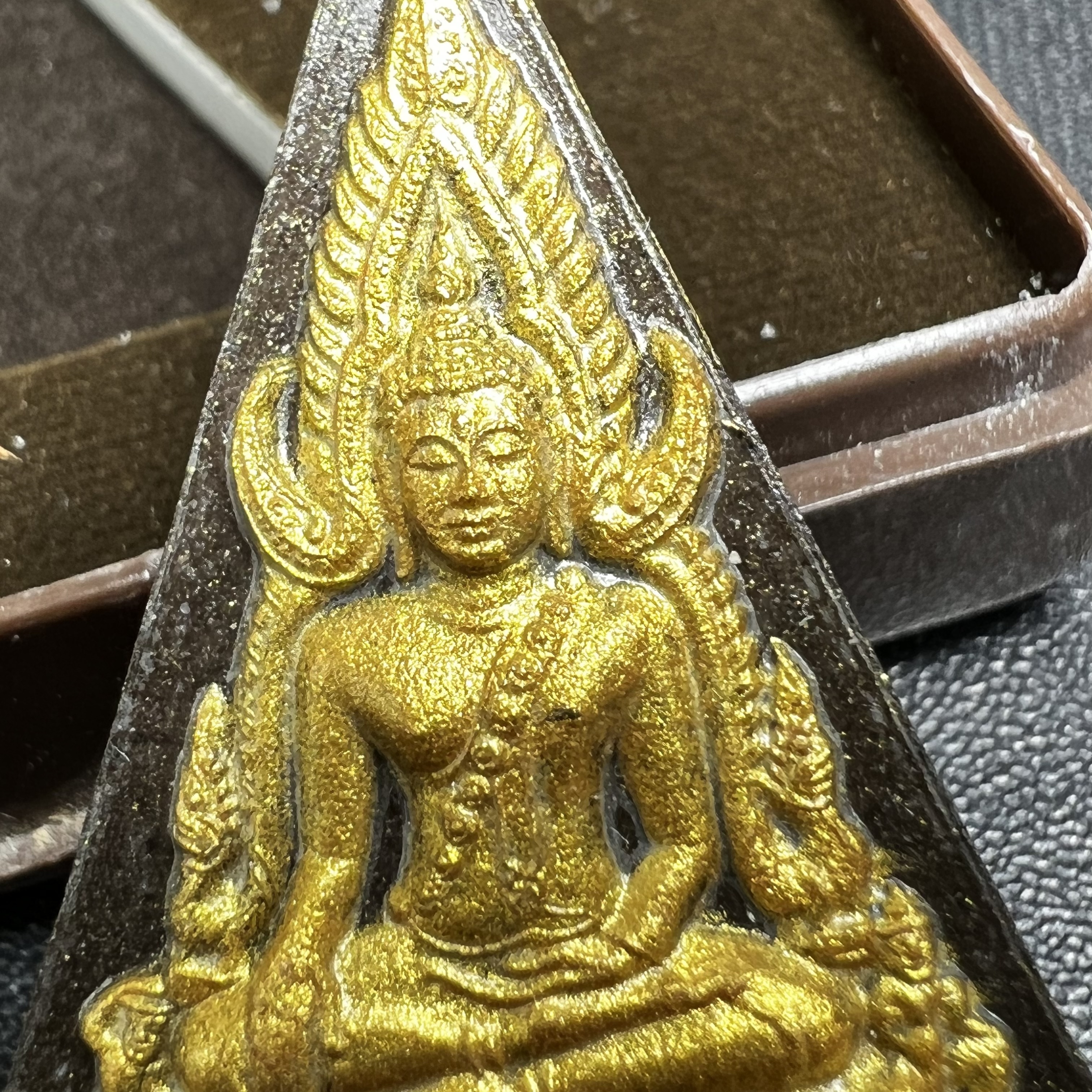 พระพุทธชินราช ภปร. โครงการ "เพราะแผ่นดินนี้ คือ แผ่นดินเกิด" ปี2548(รุ่นแรก) พระผงหลัง ภ.ป.ร. เงิน (พระราชทานเส้นพระเจ้า (เส้นผม)และมวลสารจิตรลดา)