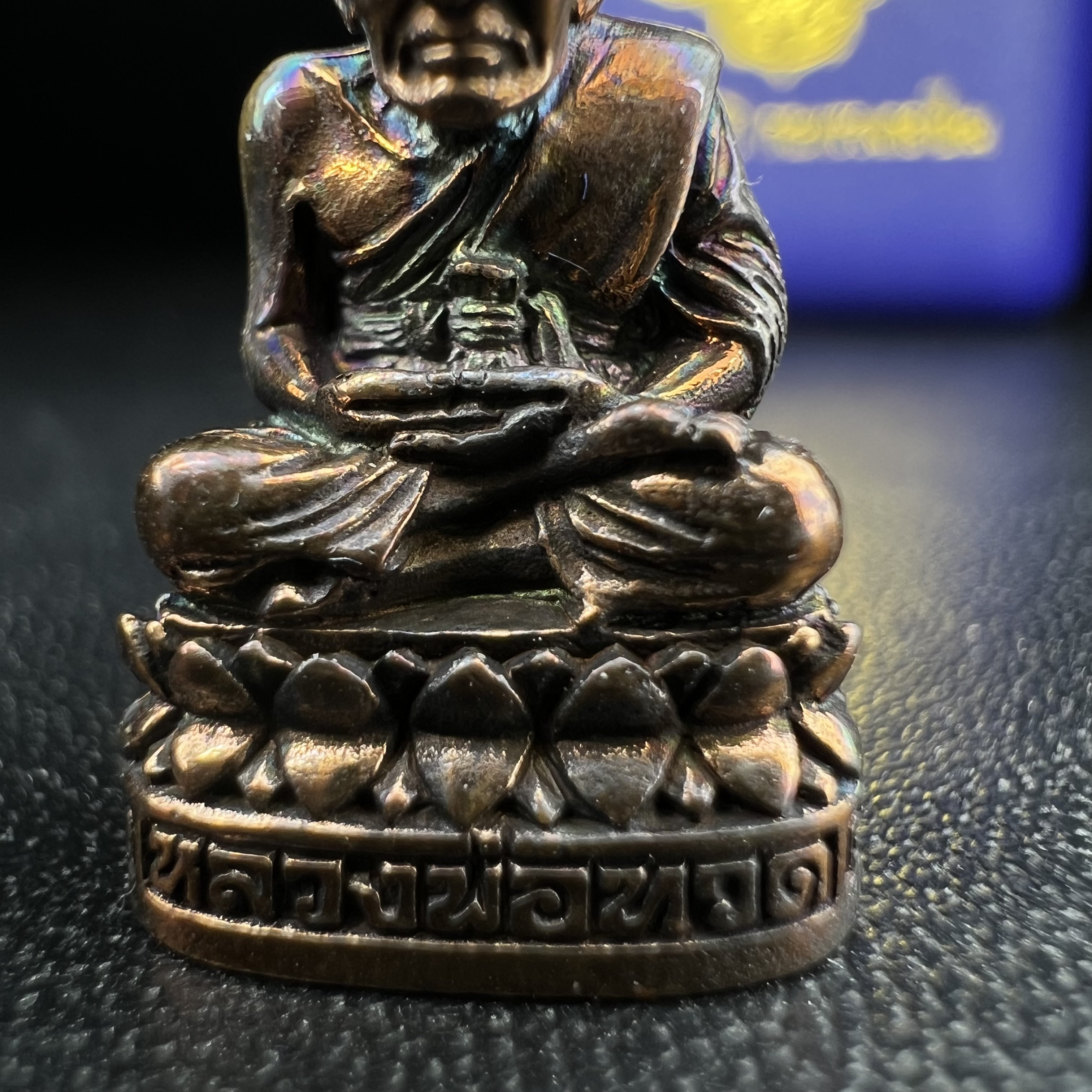 รูปเหมือนหล่อลอยองค์หลวงปู่ทวด รุ่น 111ปี กระทรวงกลาโหม เนื้อนวโลหะรมดำ-ปัดเงา ปี2540 พิธีใหญ่ เข้มขลัง นิยม พร้อมกล่องบรรจุเดิม(คัดสภาพสวยผิวเทพๆผิวรุ้งๆ)ทั้งพิธีทั้งพุทธศิลป์ทรงคุณค่าอีกหนึ่งรุ่นยอดนิยม