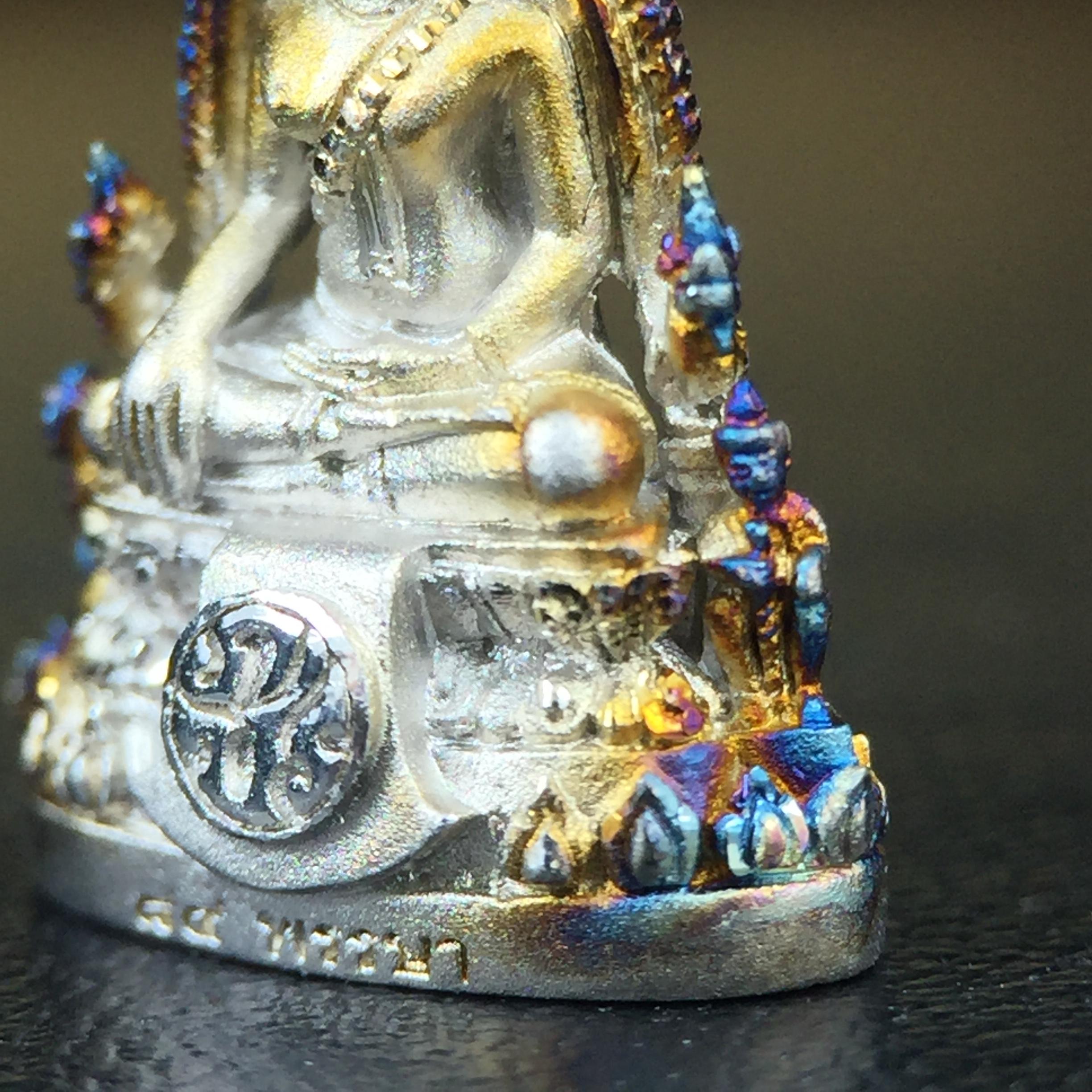 พระพุทธชินราช(จำลอง) ภปร. 84 พรรษา เนื้อเงินชุบทองคำขาว พิมพ์เล็กขนาดหน้าตัก 1/4 นิ้ว (สภาพผิวเดิมสวย ขึ้นสีรุ้งธรรมชาติ แบบนิยม)(พระราชทานมวลสาร จิตรลดาและเส้นพระเจ้า(เส้นผม))พุทธศิลป์ทรงคุณค่าอีกหนึ่งรุ่นยอดนิยม