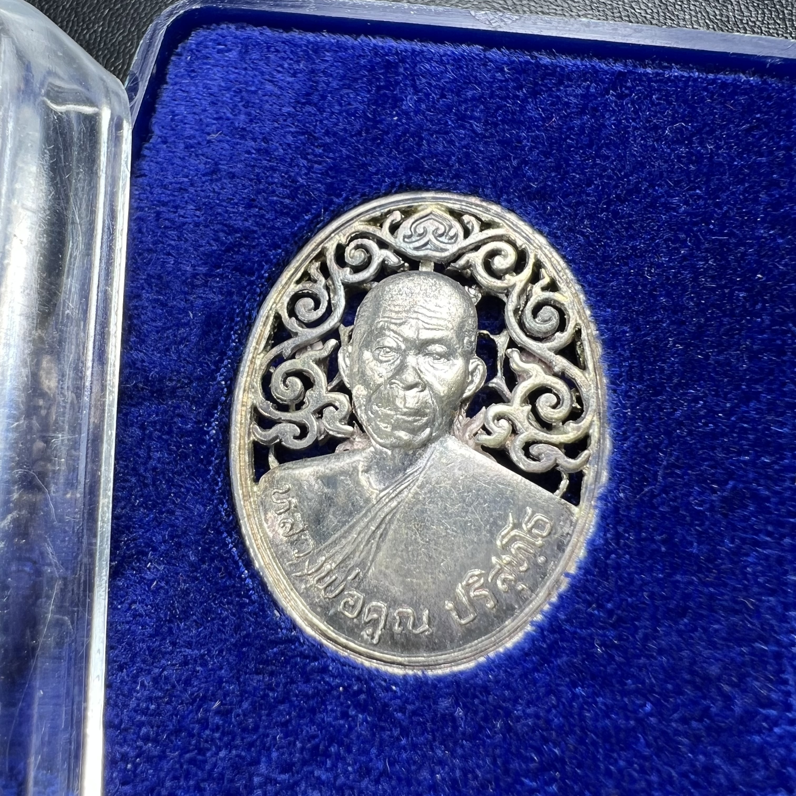 เหรียญหลวงพ่อคูณ ปริสุทโธ วัดบ้านไร่ รุ่น สก. ปี 2536 พิมพ์ลายฉลุ เนื้อเงิน(สวย งดงาม หายาก) งานมหามงคลเฉลิมพระชนมพรรษา 5 รอบ สมเด็จพระบรมราชินีนาถ จัดสร้างโดย กองพลทหารราบที่๒ ทหารเสือราชินี รักษาพระองค์ (พิธีใหญ่ ประวัติชัดเจน อีกหนึ่งรุ่นยอดนิยม)