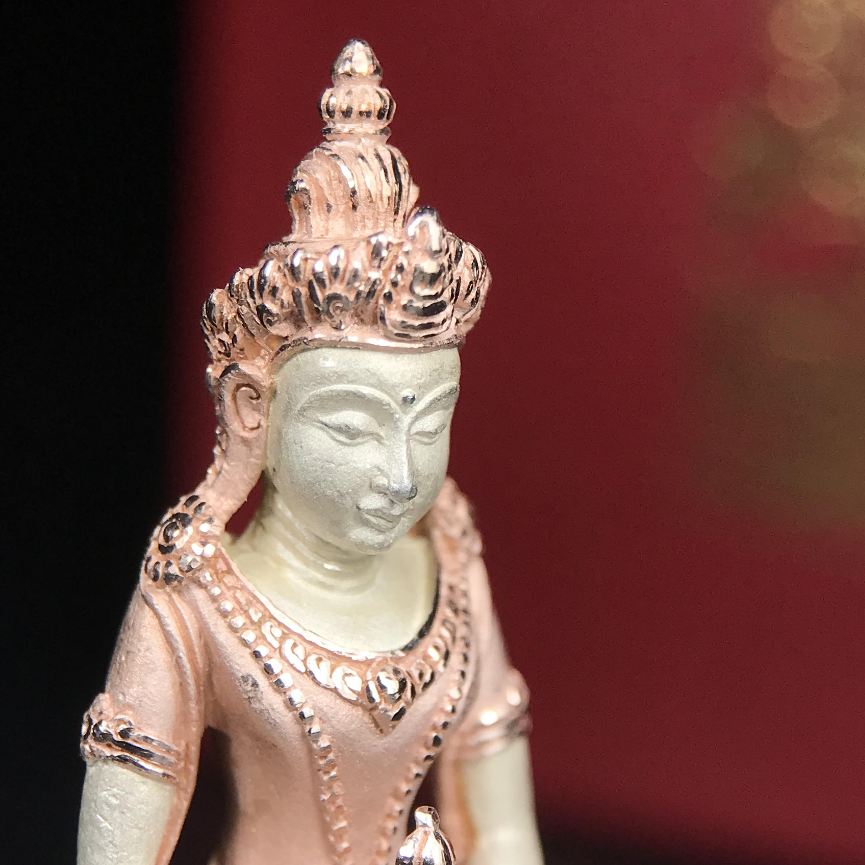 พระกริ่งอวโลกิเตศวร ( เจ้าแม่กวนอิม ) วัดโพธิ์แมนคุณาราม รุ่นอุดมโภคทรัพย์ พ.ศ.2539 เนื้อเงิน 3 กษัตริย์ ผิวสวยเดิมพร้อมกล่องบรรจุเดิม (อีกหนึ่งรุ่นยอดนิยม พุทธศิลป์สวยงดงาม)