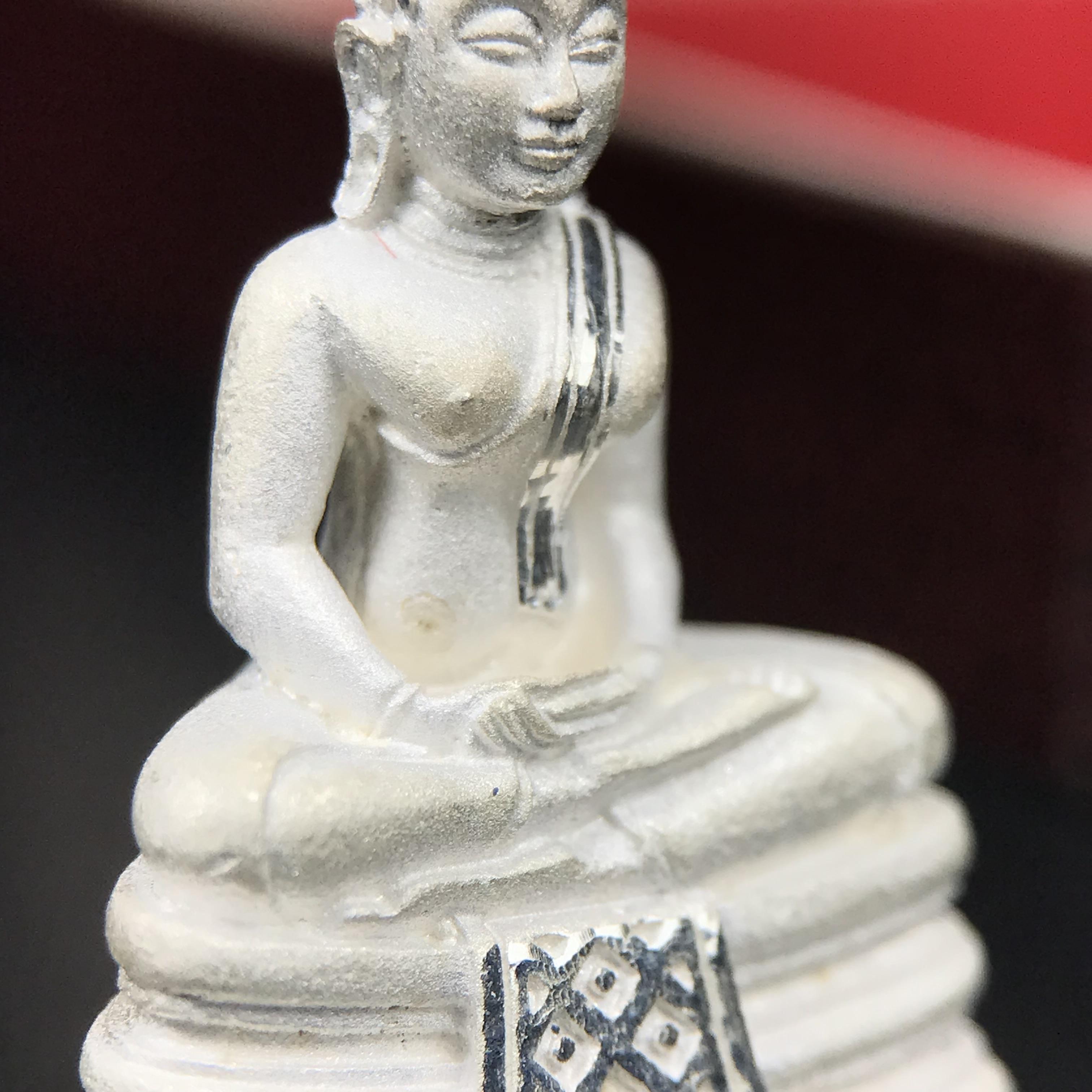 พระพุทธโสธร(หลวงพ่อโสธร) รุ่นสร้างอุโบสถ ปี2539 เนื้อเงินทรายนวลขัดเงาบางส่วน ลอยองค์พิมพ์ใหญ่ สภาพสวยกล่องบรรจุเดิมครบสมบูรณ์(งานแพรนด้า จิวเวลรี่)สวยงดงาม