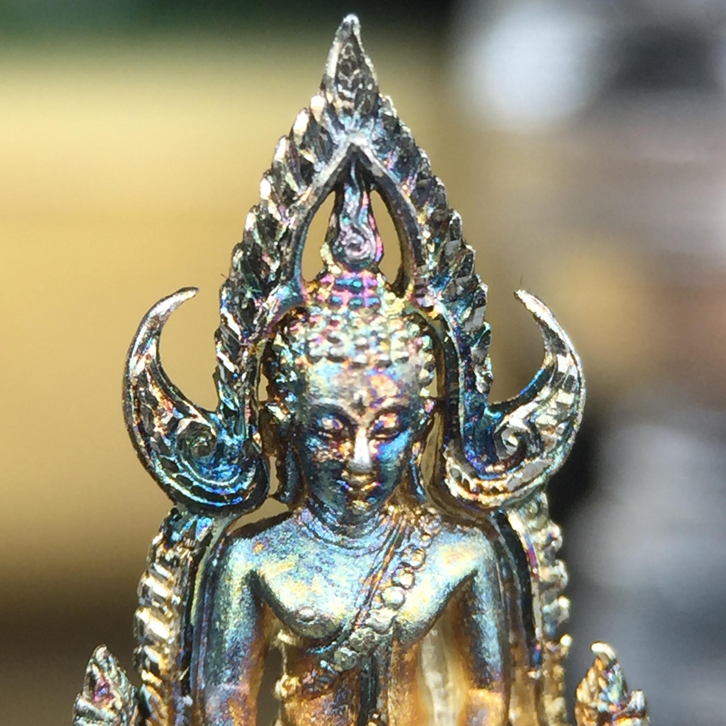 พระพุทธชินราช(จำลอง) ภปร. 84 พรรษา เนื้อเงินชุบทองคำขาว พิมพ์เล็กขนาดหน้าตัก 1/4 นิ้ว (สภาพผิวเดิมสวย ขึ้นสีรุ้งธรรมชาติ แบบนิยม)(พระราชทานมวลสาร จิตรลดาและเส้นพระเจ้า(เส้นผม))พุทธศิลป์ทรงคุณค่าอีกหนึ่งรุ่นยอดนิยม