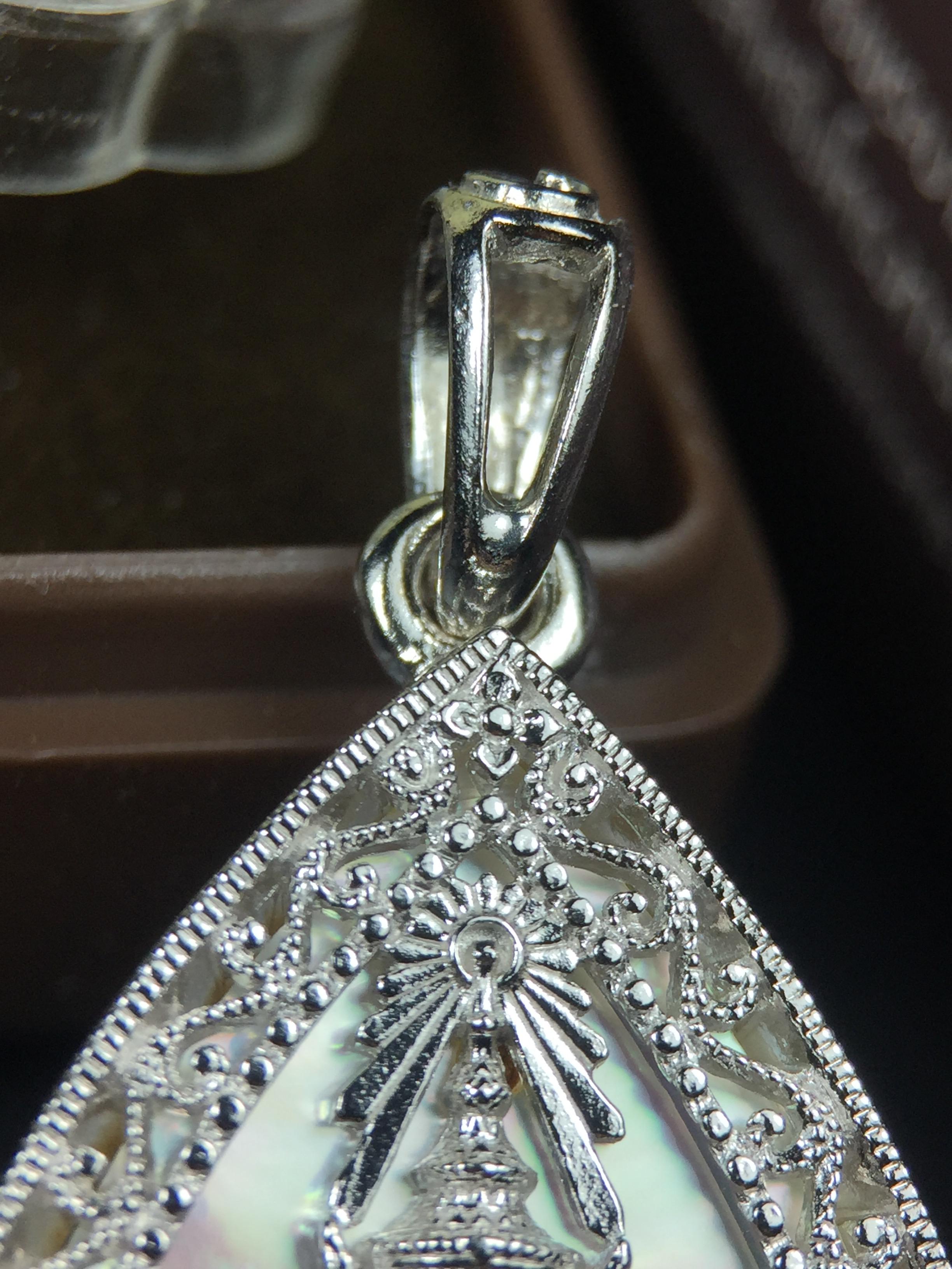 พระพุทธชินราช ภปร. โครงการ "เพราะแผ่นดินนี้ คือ แผ่นดินเกิด" ปี2548(รุ่นแรก) เหรียญทรงใบโพธิ์ ขนาด 21 x 29 มม. เนื้อเงินสามกษัตริย์ องค์พระชุบสามกษัตริย์ ล้อมด้วยกรอบเงินชุบทองคำขาวสลักเสลาเป็นลวดลายละเอียดอ่อน ส่วนพื้นองค์พระเป็นเปลือกหอยมุข