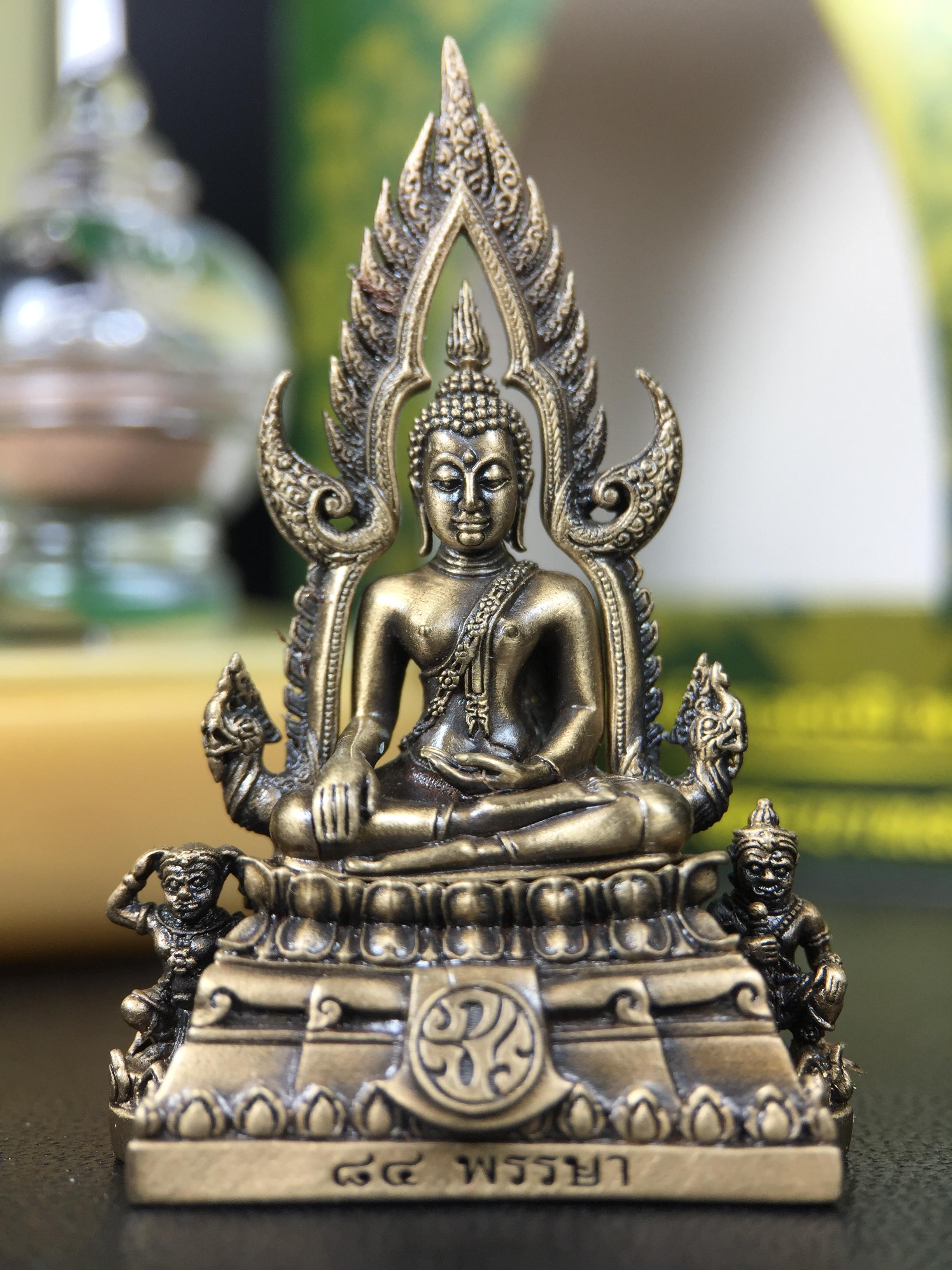 พระพุทธชินราช(จำลอง) ภปร. 84 พรรษา ปี 2554 เนื้อบรอนซ์รมดำซาติน พิมพ์กลางขนาดหน้าตัก 1/2 นิ้ว(พระราชทานมวลสาร จิตรลดาและเส้นพระเจ้า(เส้นผม)รัชกาลที่9)พุทธศิลป์ทรงคุณค่าอีกหนึ่งรุ่นยอดนิยม