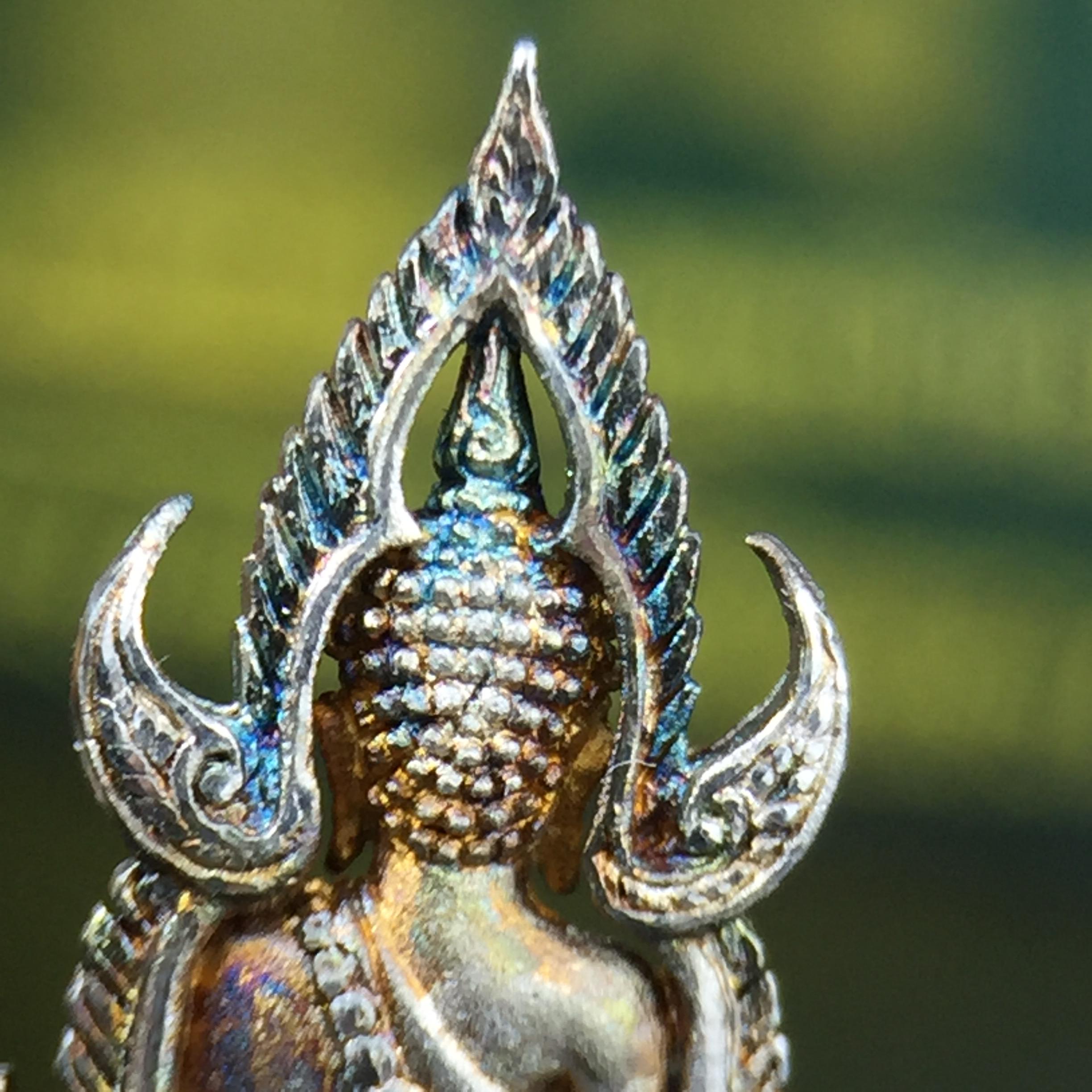 พระพุทธชินราช(จำลอง) ภปร. 84 พรรษา เนื้อเงินชุบทองคำขาว พิมพ์เล็กขนาดหน้าตัก 1/4 นิ้ว (สภาพผิวเดิมสวย ขึ้นสีรุ้งธรรมชาติ แบบนิยม)(พระราชทานมวลสาร จิตรลดาและเส้นพระเจ้า(เส้นผม))พุทธศิลป์ทรงคุณค่าอีกหนึ่งรุ่นยอดนิยม