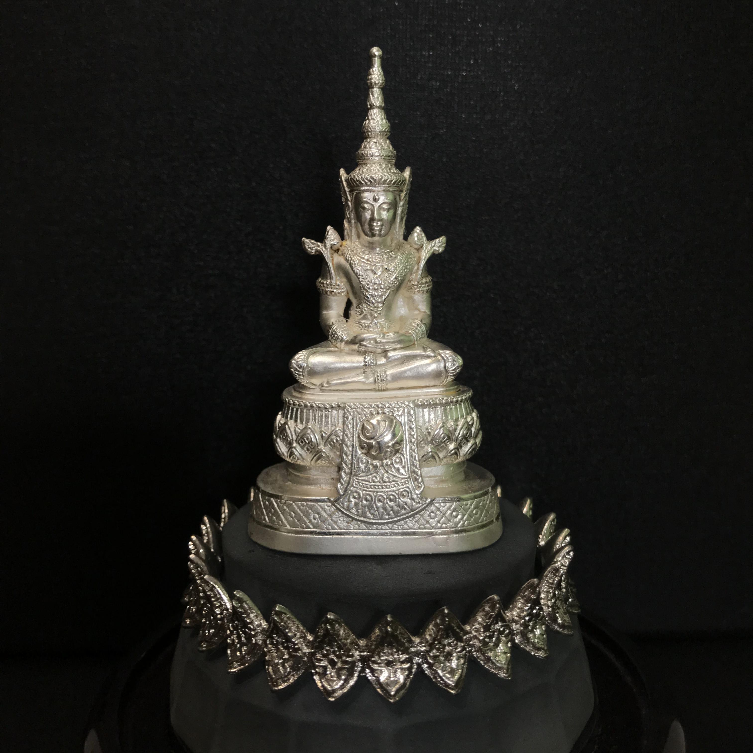 พระแก้วมรกต ภปร.(รุ่นแรก) ปี2545 รุ่นฉลองกรุงรัตนโกสินทร์ครบ 220 ปี หล่อลอยองค์ เนื้อเงินบริสุทธิ์99.9% ขนาดบูชา 50*90 มม. พร้อมฐานวางครอบแก้วเดิม(สวยงามและหายากมาก)(1ใน3000องค์)