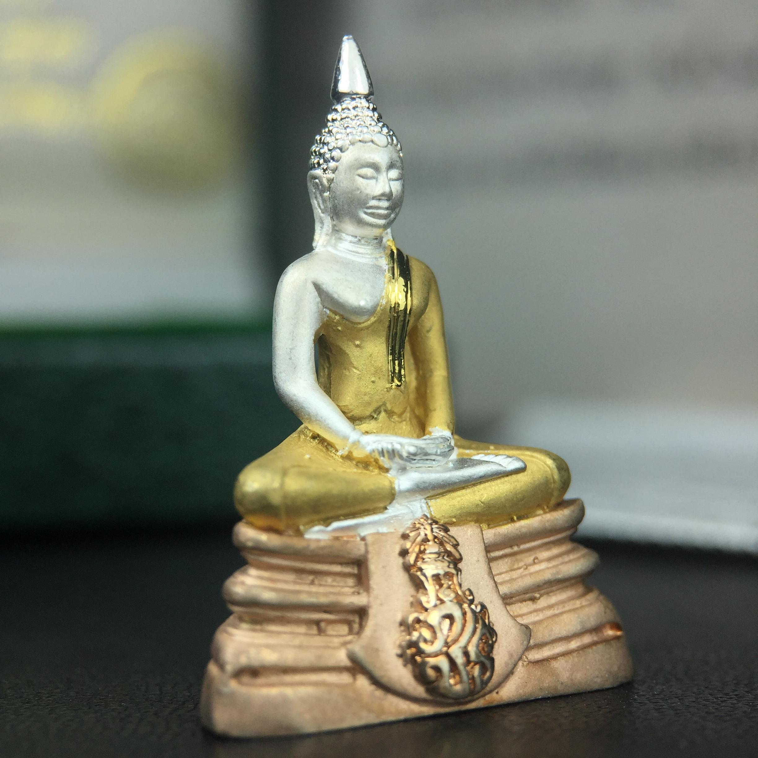 พระพุทธโสธร ภปร. รุ่นย้อนยุค สร้างพระอุโบสถ สมาคมชาวฉะเชิงเทรา จัดสร้าง ปี 2539 วโรกาสครองสิริราชสมบัติครบ 50 ปี เนื้อเงินชุบสามกษัตริย์ทรายนวลขัดเงาบางส่วน(สภาพผิวเดิม เก่าเก็บอย่าดี สวยมาก แบบนี้หายาก) พร้อมกล่องบรรจุและใบรับรองเดิมครบสมบูรณ์