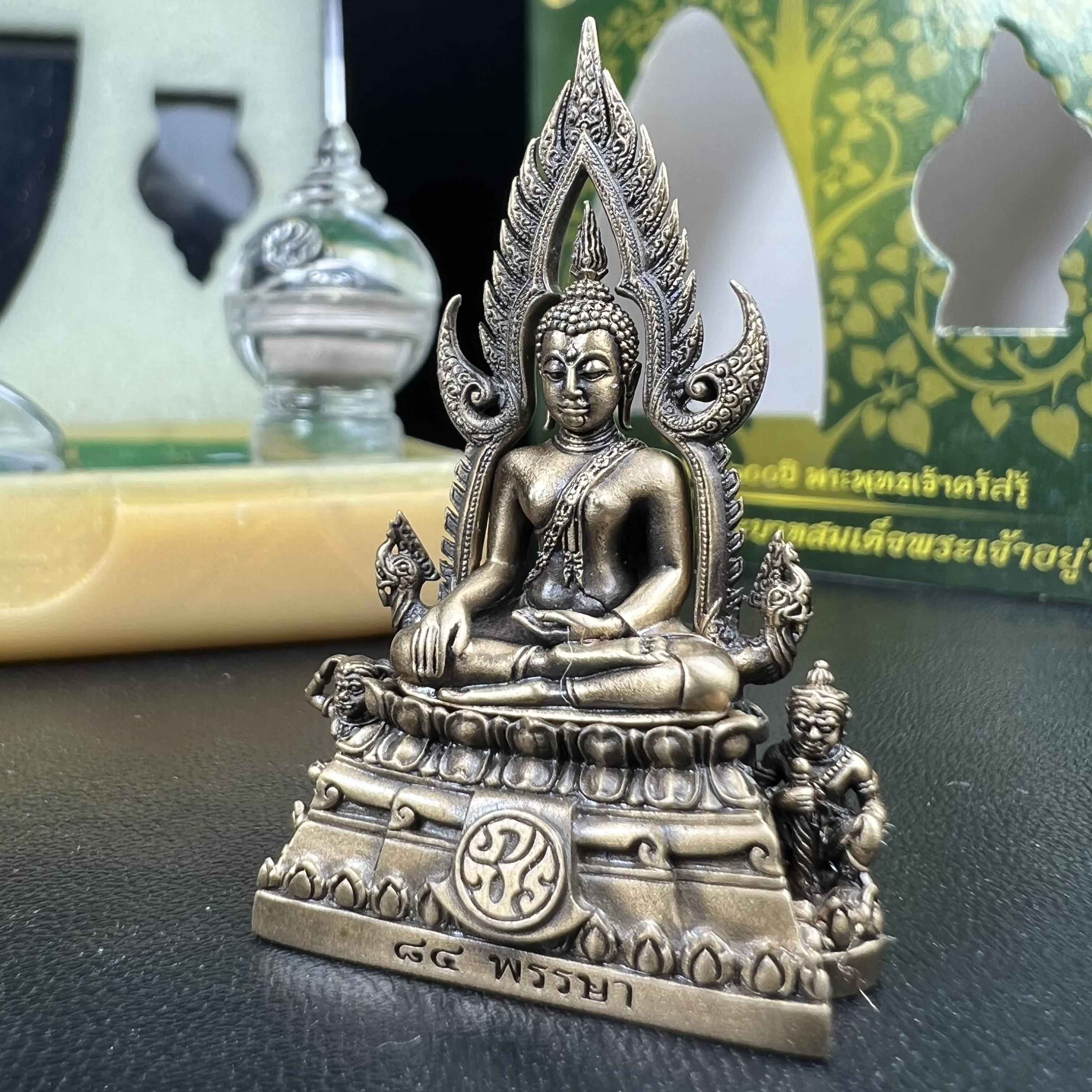 พระพุทธชินราช(จำลอง) ภปร. 84 พรรษา ปี 2554 เนื้อบรอนซ์รมดำซาติน พิมพ์กลางขนาดหน้าตัก 1/2 นิ้ว(พระราชทานมวลสาร จิตรลดาและเส้นพระเจ้า(เส้นผม)รัชกาลที่9)พุทธศิลป์ทรงคุณค่าอีกหนึ่งรุ่นยอดนิยม(หมายเลขสวย ๑๘๑))