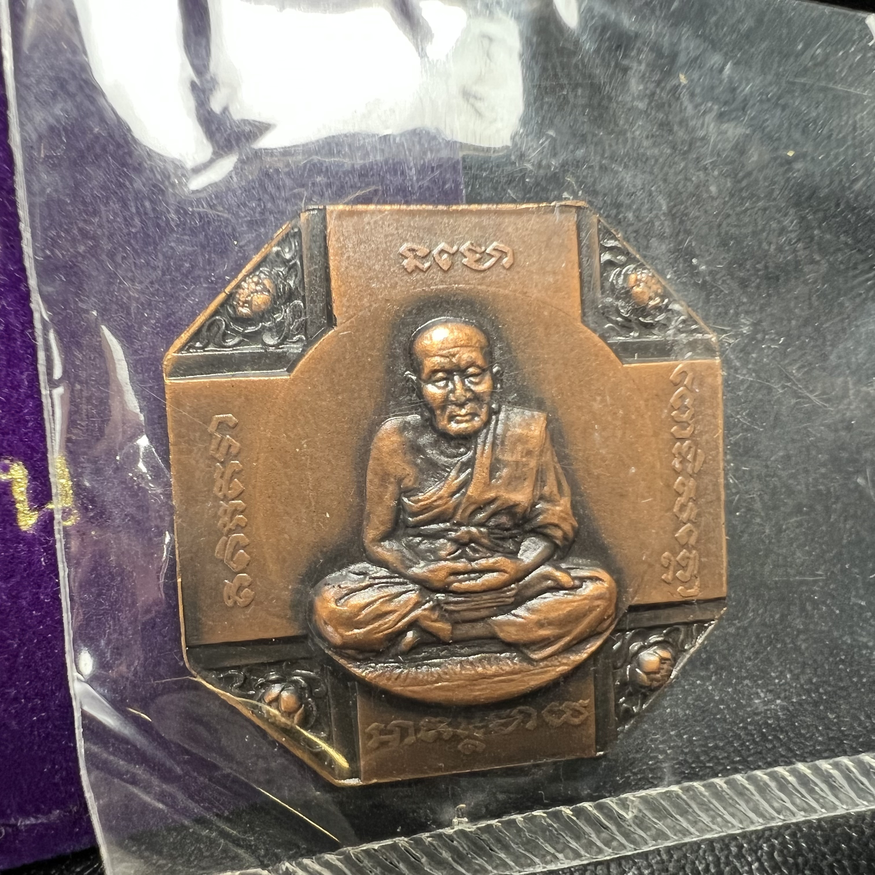 เหรียญหลวงพ่อทวด รุ่นสมเด็จเจ้าฟ้ามหาจักรี 48พรรษา โดยสภากาชาดไทย ปี2546 เหรียญบรอนซ์พ่นทราย(เพื่อพระราชทานตามพระราชอัธยาศัย) ขนาด 2.8 ซม.พร้อมซีนซองถุงบรรจุเดิมครบสวยงาม(เหรียญจัดสร้างเนื้อพิเศษเป็นรูปแบบพระราชทาน ไม่มีในรายการสั่งจอง หายาก)