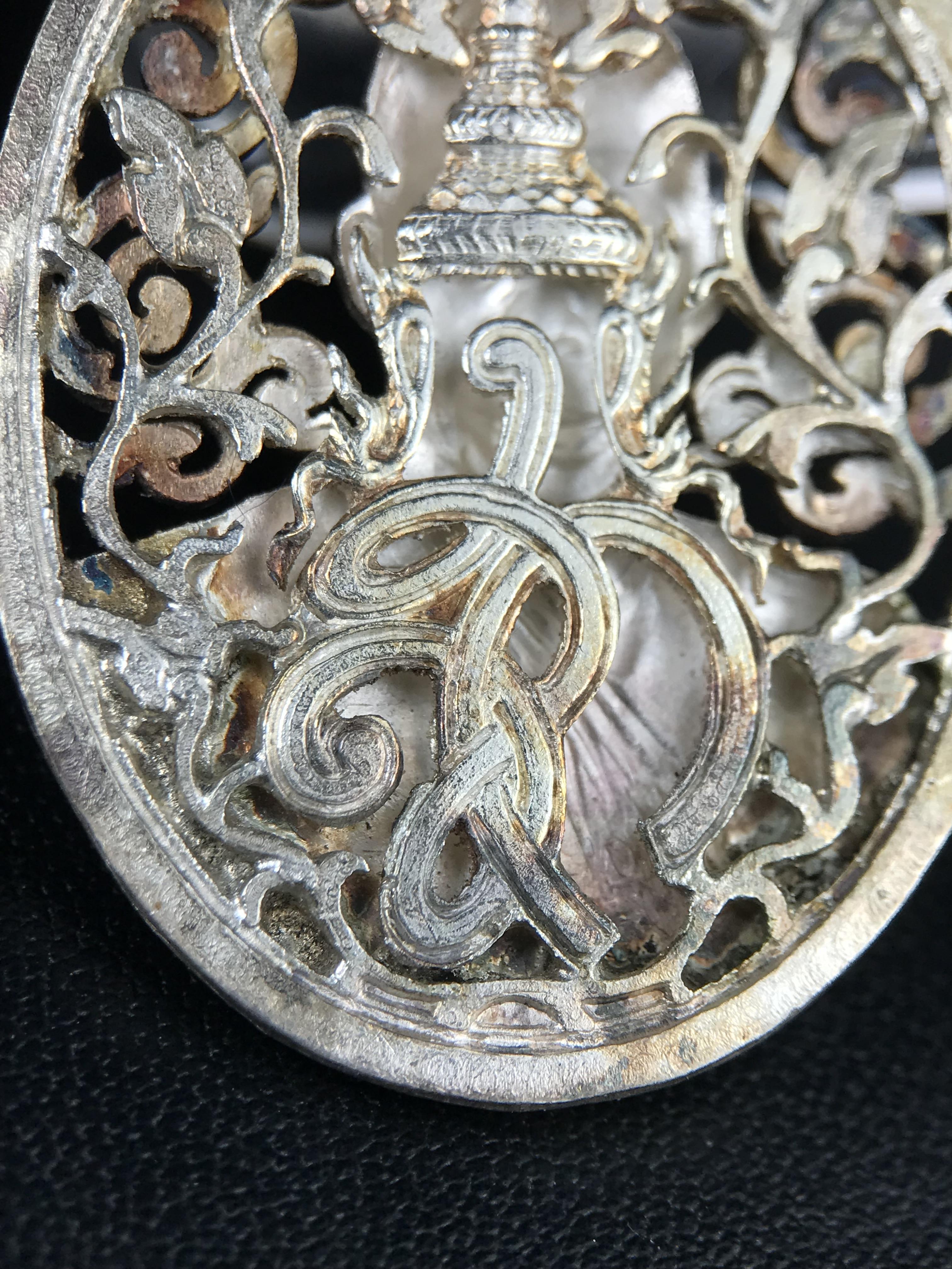 เหรียญหลวงพ่อคูณ ปริสุทโธ วัดบ้านไร่ รุ่น สก. ปี 2536 พิมพ์ลายฉลุ เนื้อเงิน(ผิวเดิมรุ้งสวยมาก) งานมหามงคลเฉลิมพระชนมพรรษา 5 รอบ สมเด็จพระบรมราชินีนาถ จัดสร้างโดย กองพลทหารราบที่๒ ทหารเสือราชินี รักษาพระองค์ (พิธีใหญ่ ประวัติชัดเจน อีกหนึ่งรุ่นยอดนิยม)