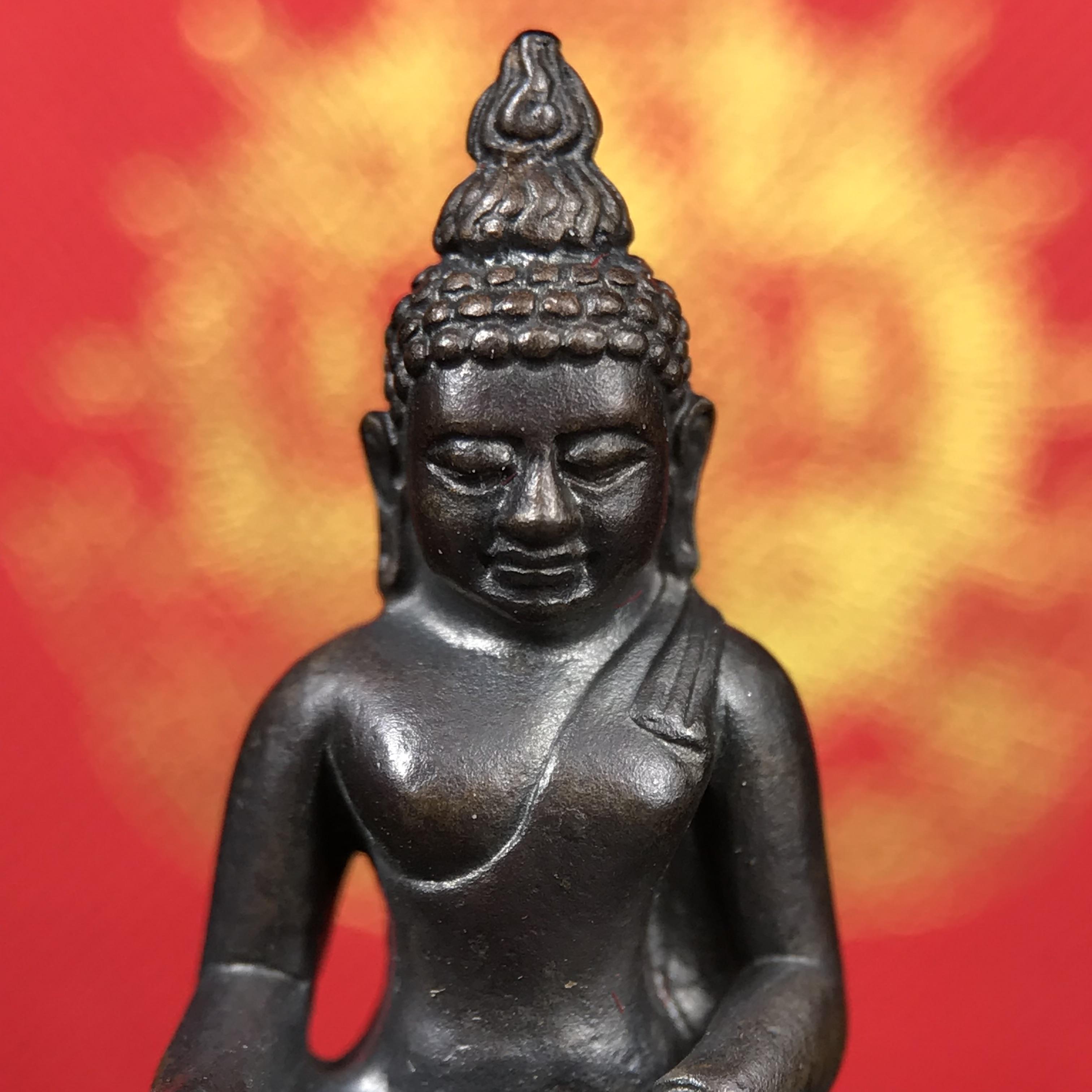 พระกริ่งไพรีพินาศ บรรจุเหล็กไหล ครั้งแรกและครั้งเดียวในประวัติศาสตร์ เฉลิมพระเกียรติ พระบาทสมเด็จพระเจ้าอยู่หัวรัชกาลที่9 พระชนมพรรษา 6 รอบ ปี2542 เนื้อนวโลหะผสมทองคำ(บรรจุเหล็กไหล)ดีนอก-ดีใน พิธีใหญ่ มวลสารเด่น (หายาก)